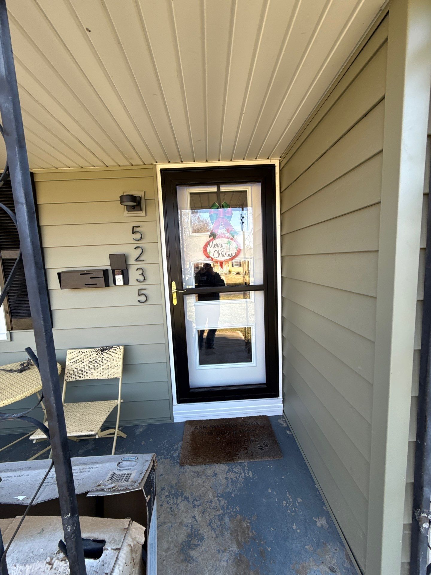 A whole new look for this Gladstone Home by EEC Windows, Siding & Roofing