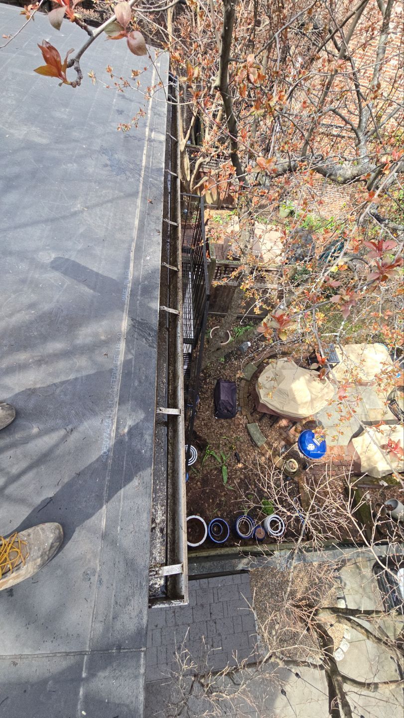 HOA gutter cleaning after photo.