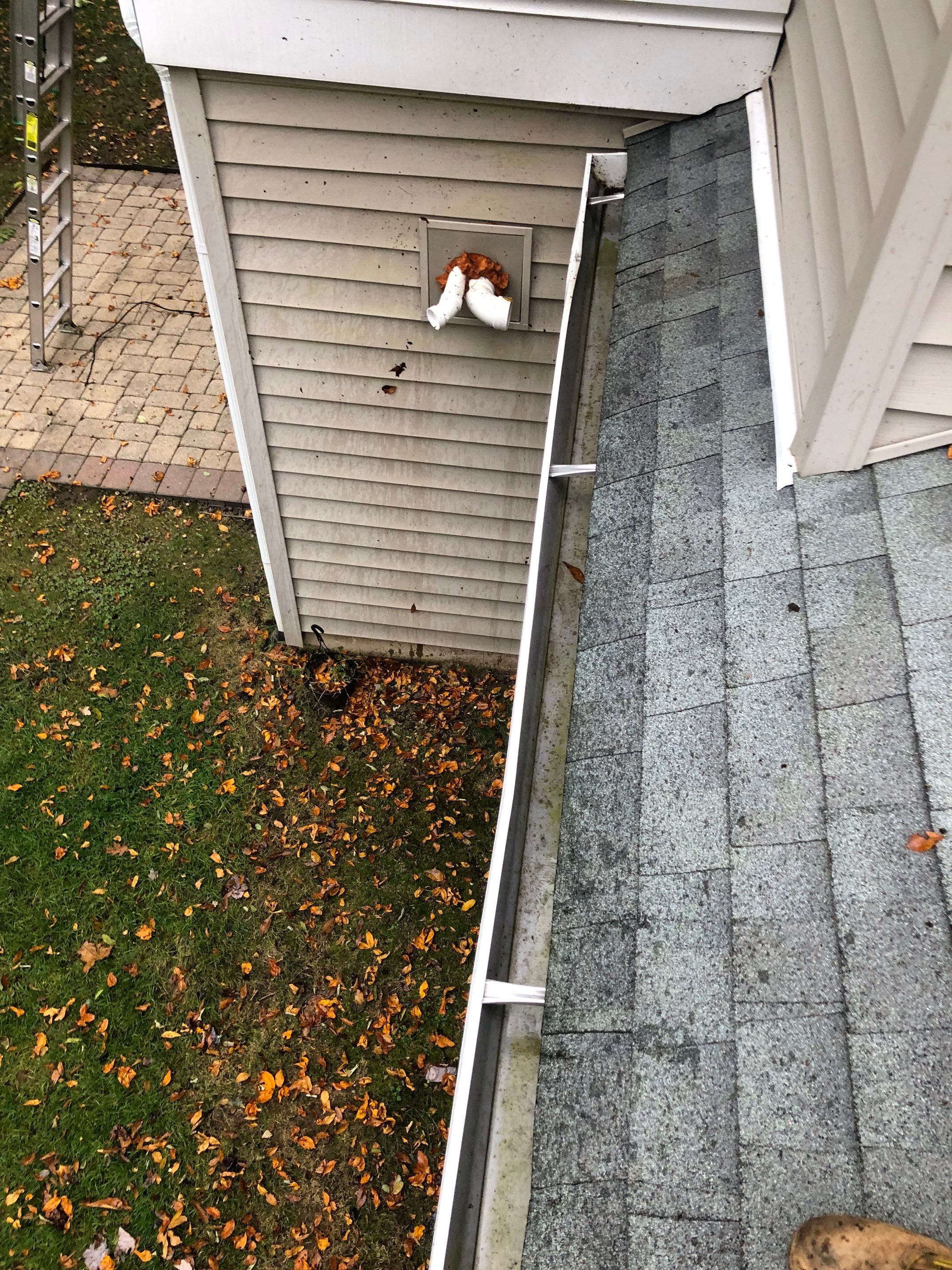 Commercial gutter cleaning Stamford & Norwalk after photo with clean gutters