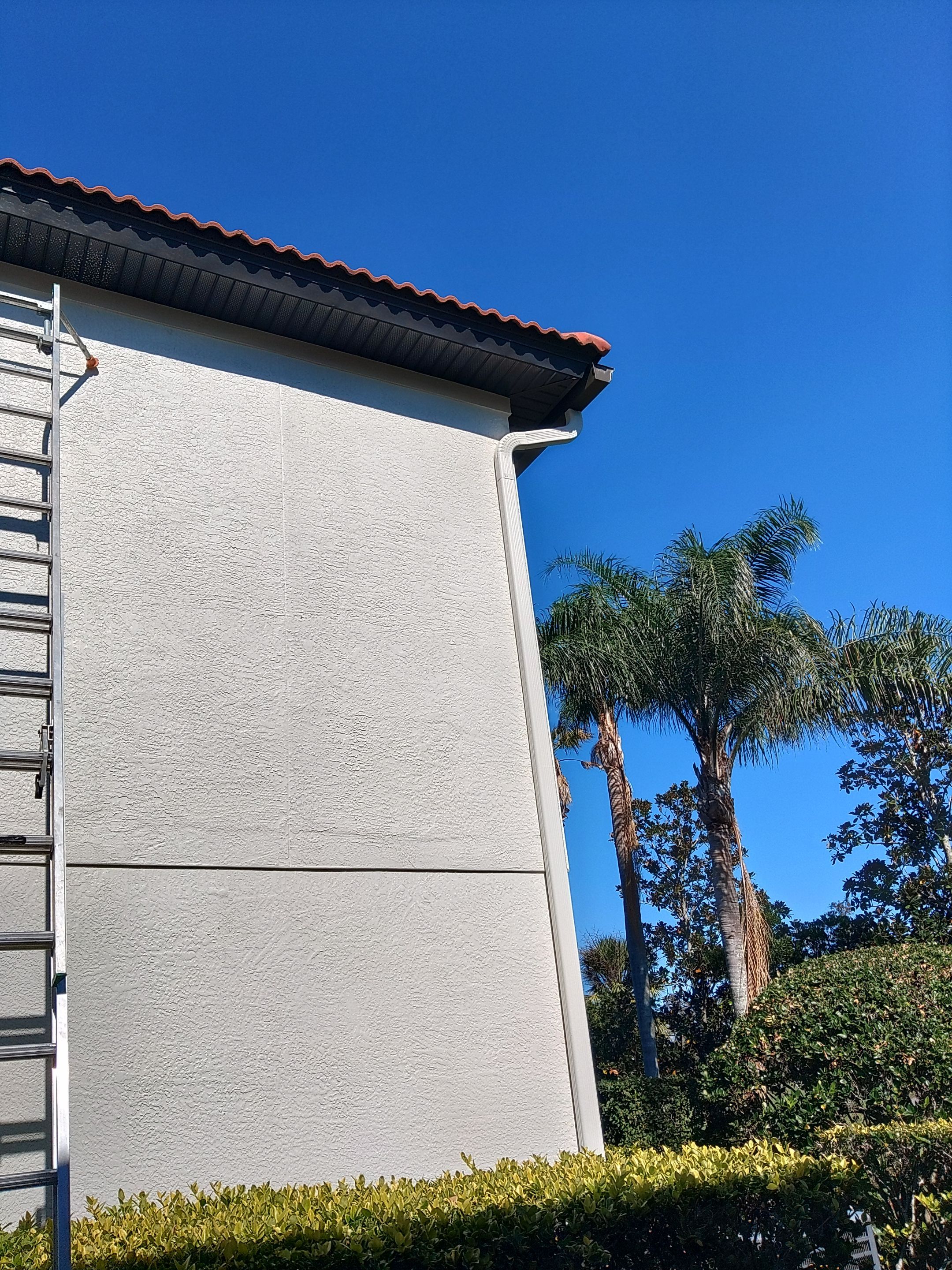 Dark Soffit and Fascia Repair in Lakewood Ranch FL by Gutter Professors