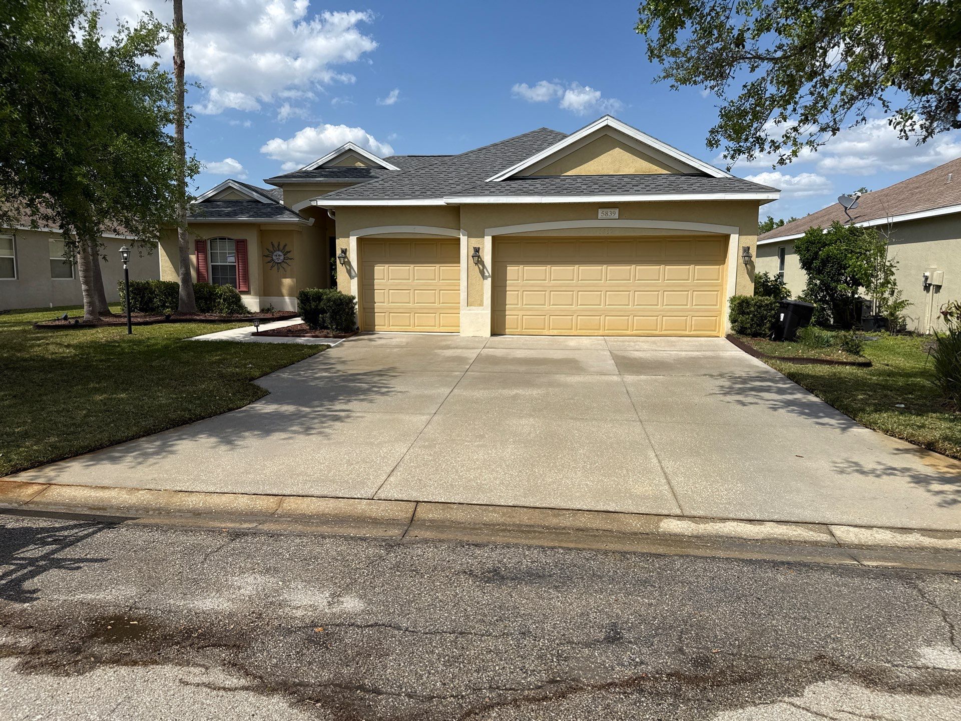 Driveway & Rear Wall Soft Wash | Lexington Community | Parrish, FL | Sunshine AquaWash by Sunshine AquaWash