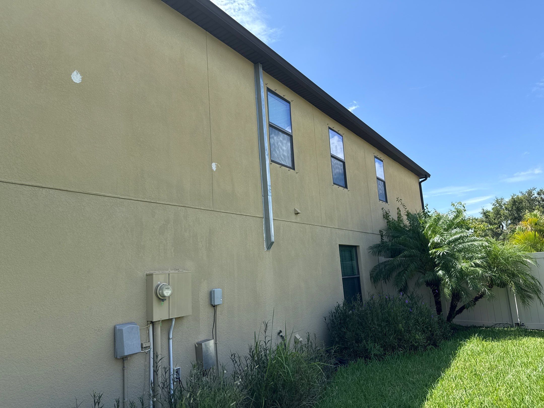 2-Story Stucco House Wash & Tan Vinyl Fence Cleaning | Sheffield Glen Palmetto, FL by Sunshine AquaWash