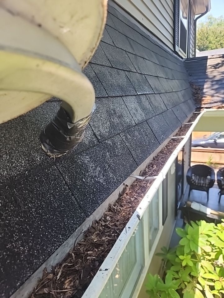 Gutter cleanup by Willamette Outdoor Wash LLC