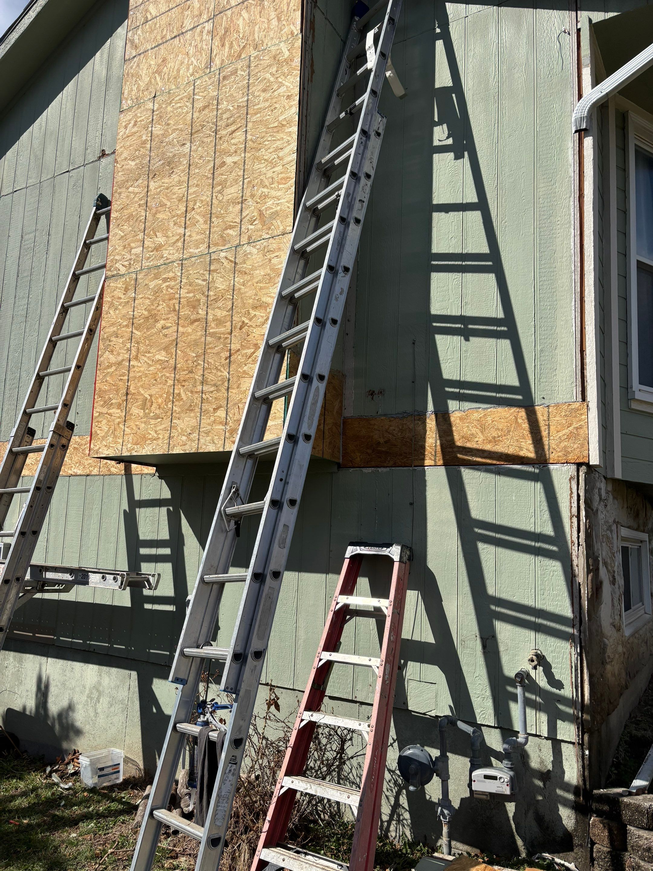 Kansas City Horizontal Vinyl Siding Installation for Split-Level Residence by EEC Windows, Siding & Roofing