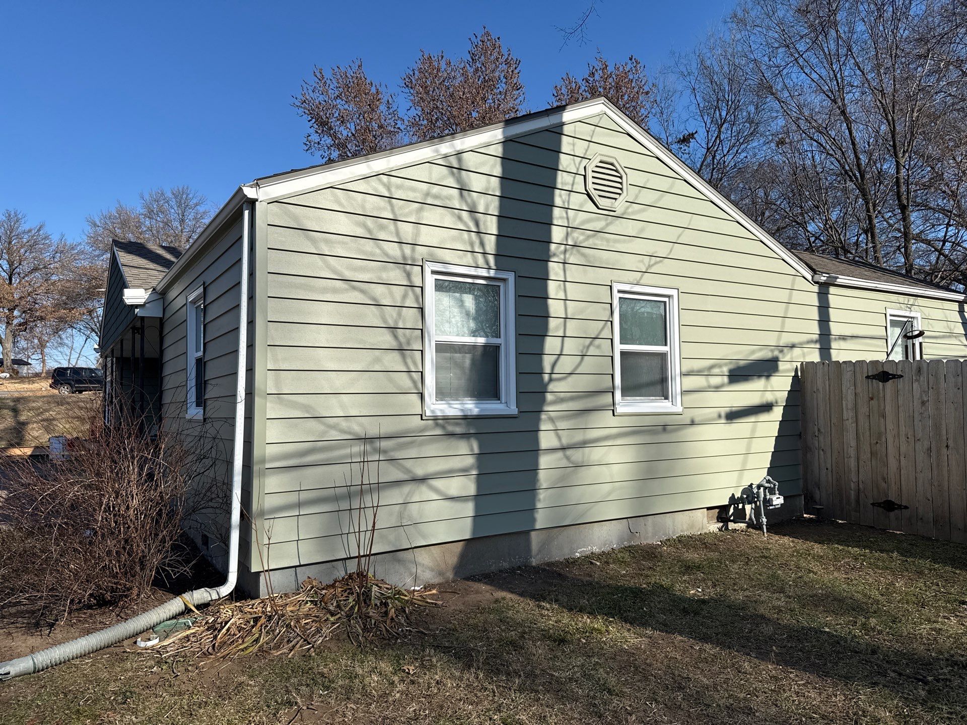 A whole new look for this Gladstone Home by EEC Windows, Siding & Roofing
