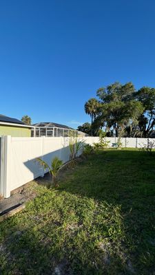Palmetto, FL 6ft. Tall White Vinyl Privacy Fence 