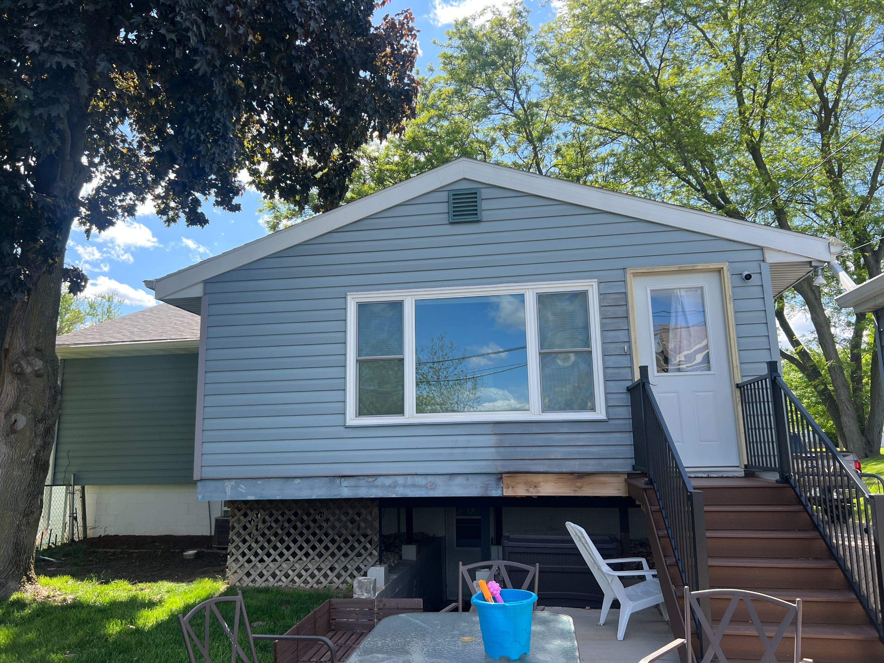 Fading & Oxidized siding turned new again! by Grandview Painting