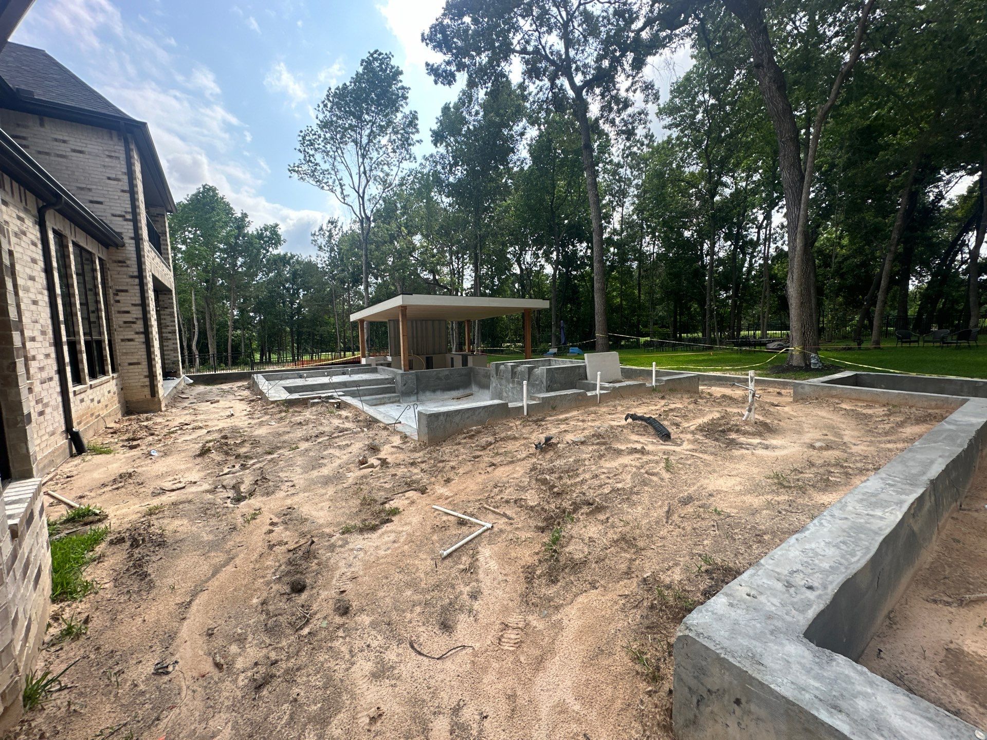 Modern Patio Cover and Kitchen in Montgomery by SophAlx LLC