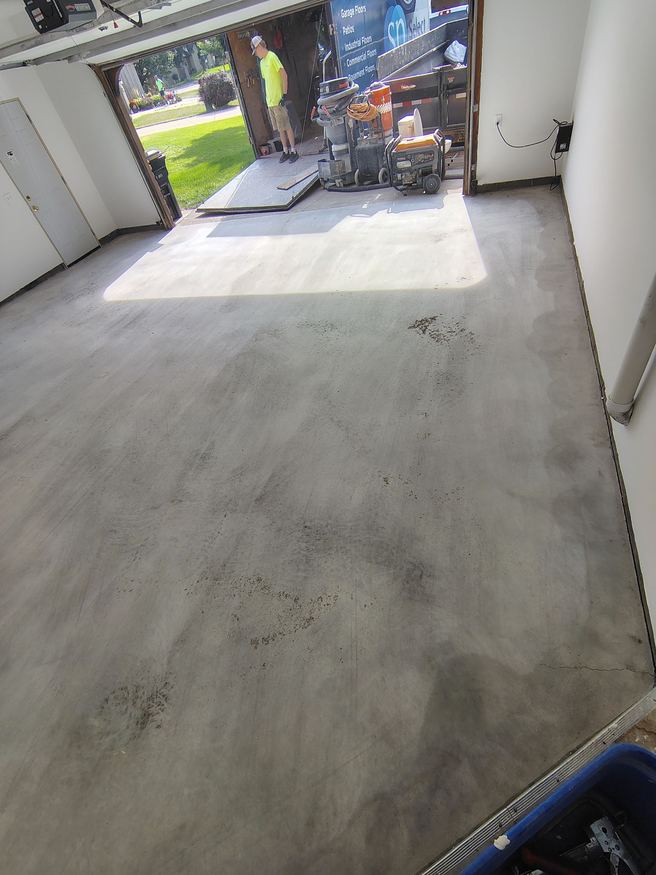 Sioux Falls Garage Floor Coating with Speckled Flake Finish by Select Painting, Coatings & Garage Cabinets