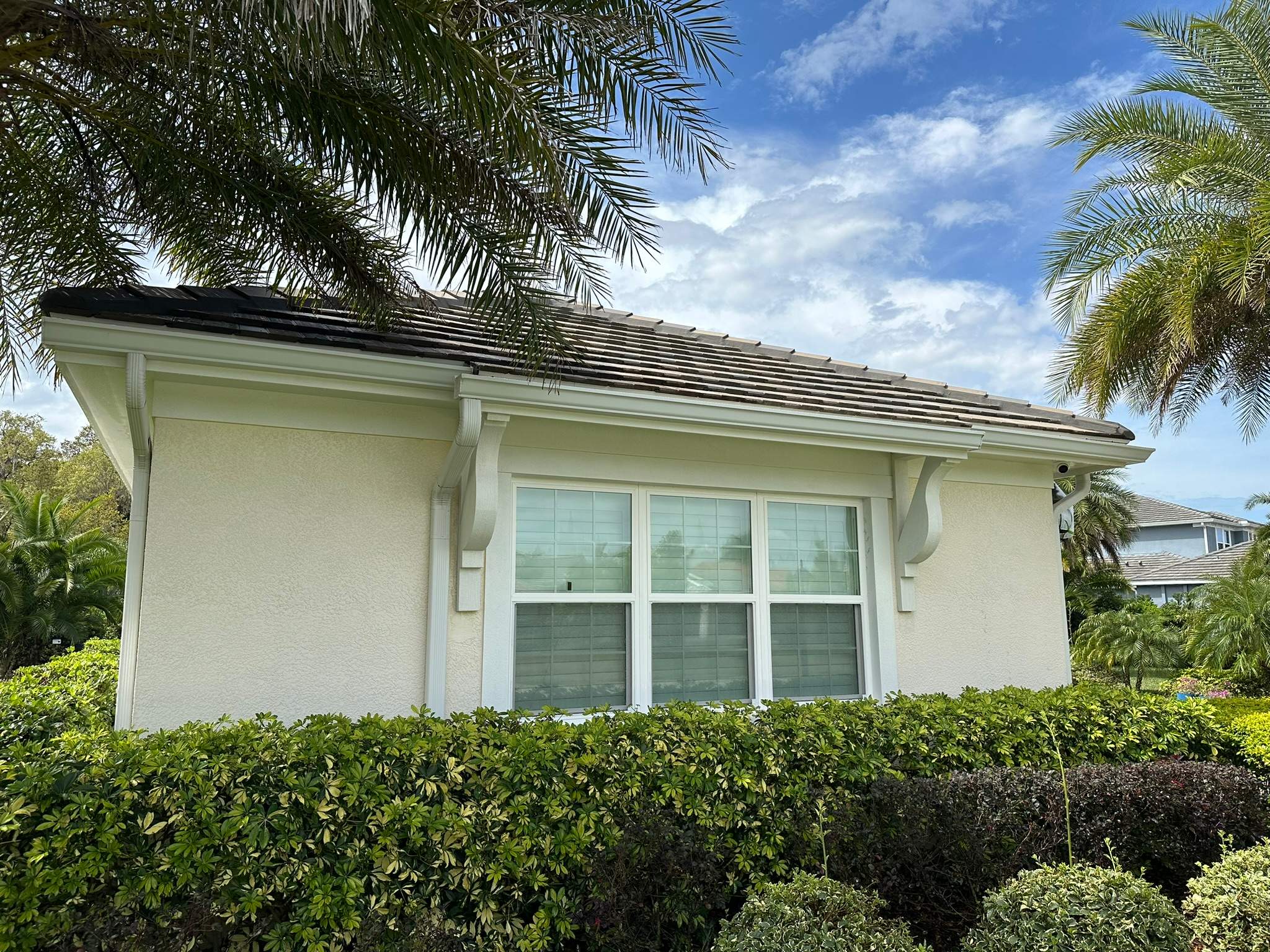 House Wash & Pool Screen Enclosure Cleaning in Winding River Community, Bradenton, FL | Sunshine AquaWash by Sunshine AquaWash