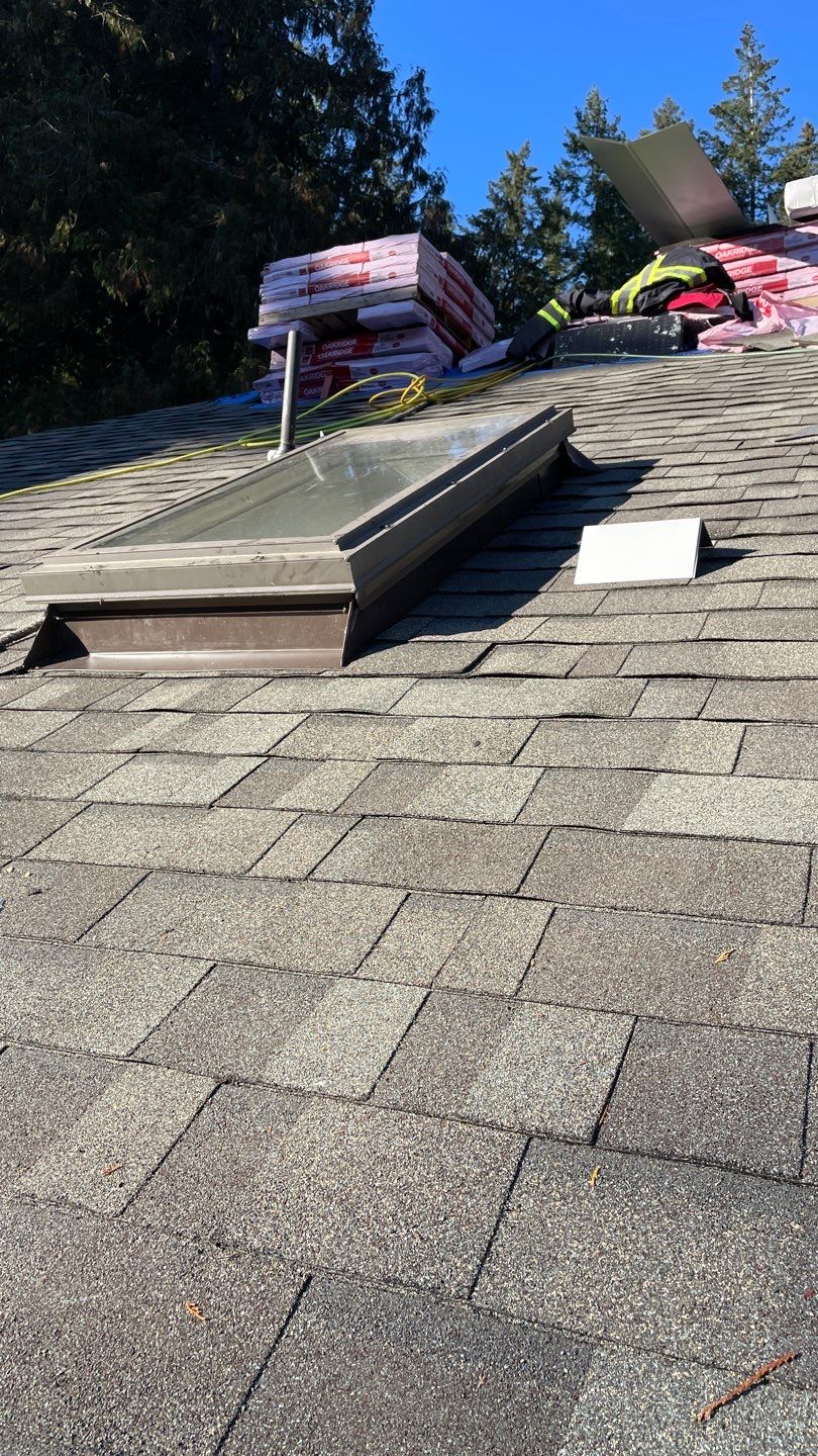 Residential Roofing Installation using OC Oakridge shingles by Top Notch Roofing Inc