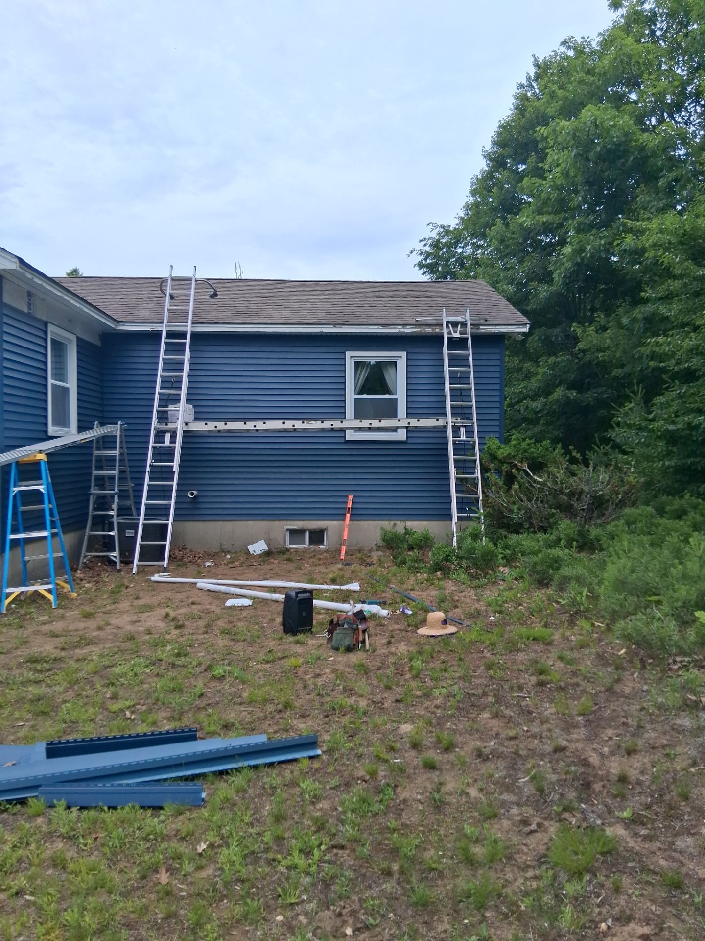 Barnstead, NH – Premium Vinyl Siding Transformation by Tall pine roofing