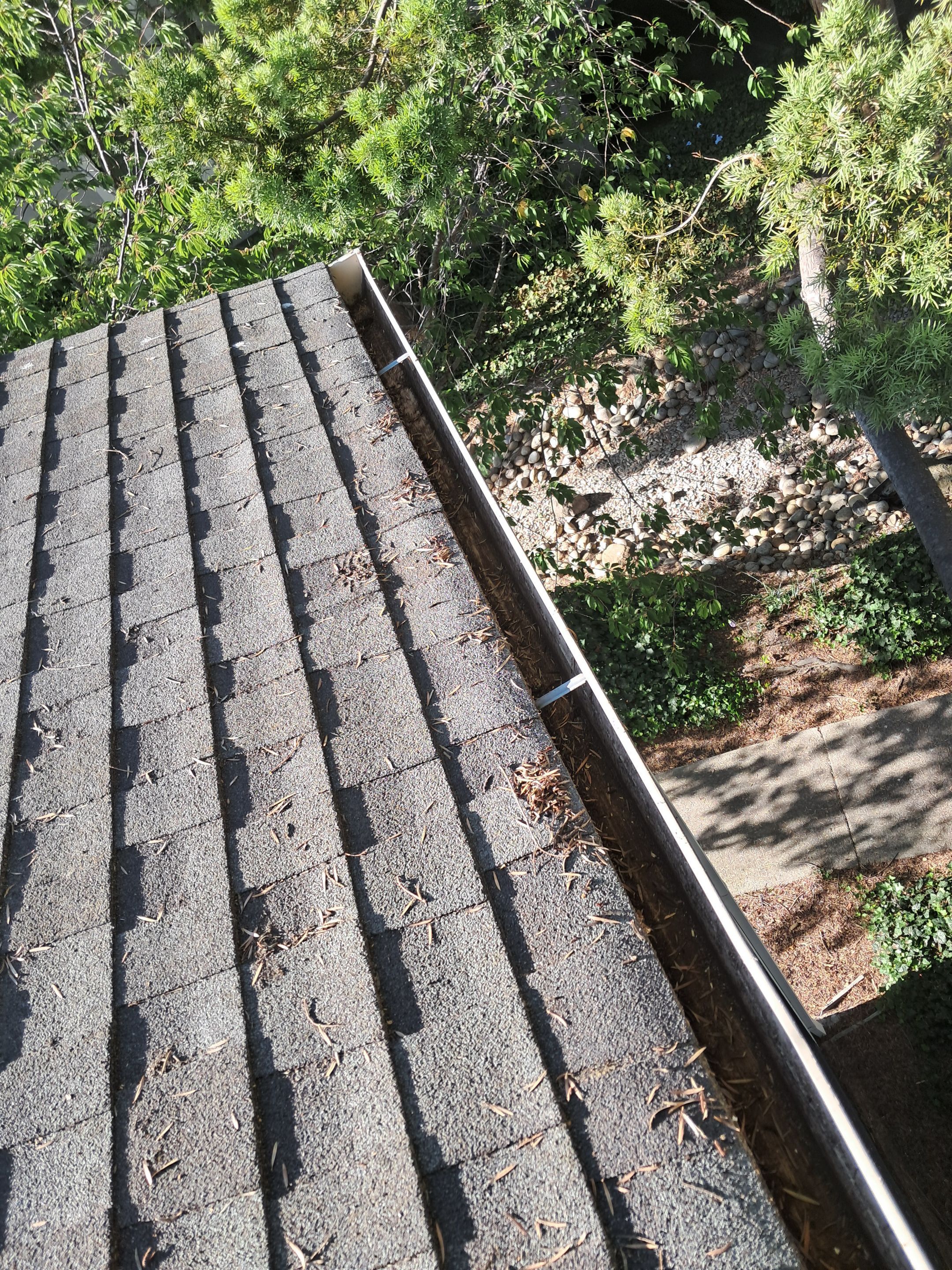 Commercial gutter cleaning San Francisco, CA after photo with clean gutters