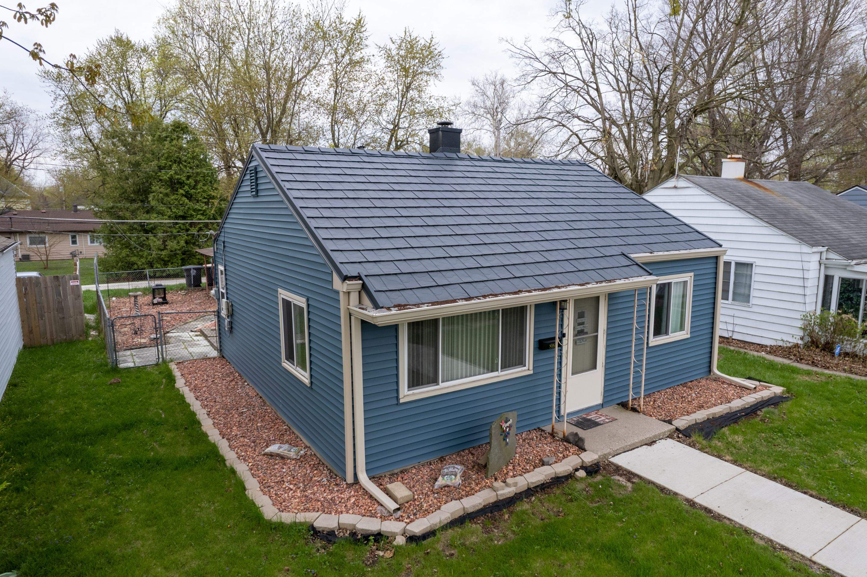Residential Roofing Installation using Vic West Nothridge Slate by 4Ever Metal Roofing