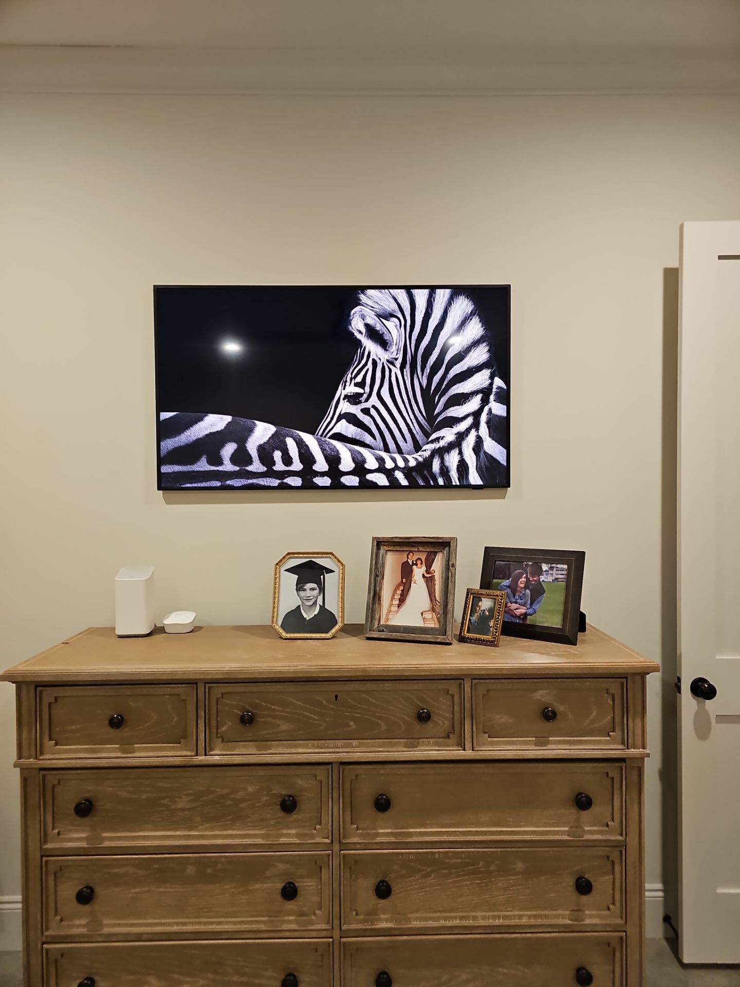 Lifestyle TV & Frame TV Installation Projects by Hangman Mounting & Installation 