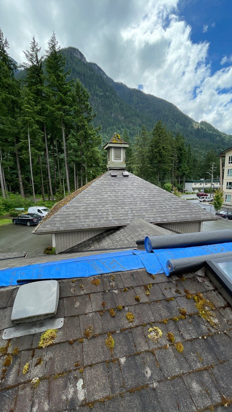 Residential ReRoofing Installation using OC Oakridge shingles by Top Notch Roofing Inc
