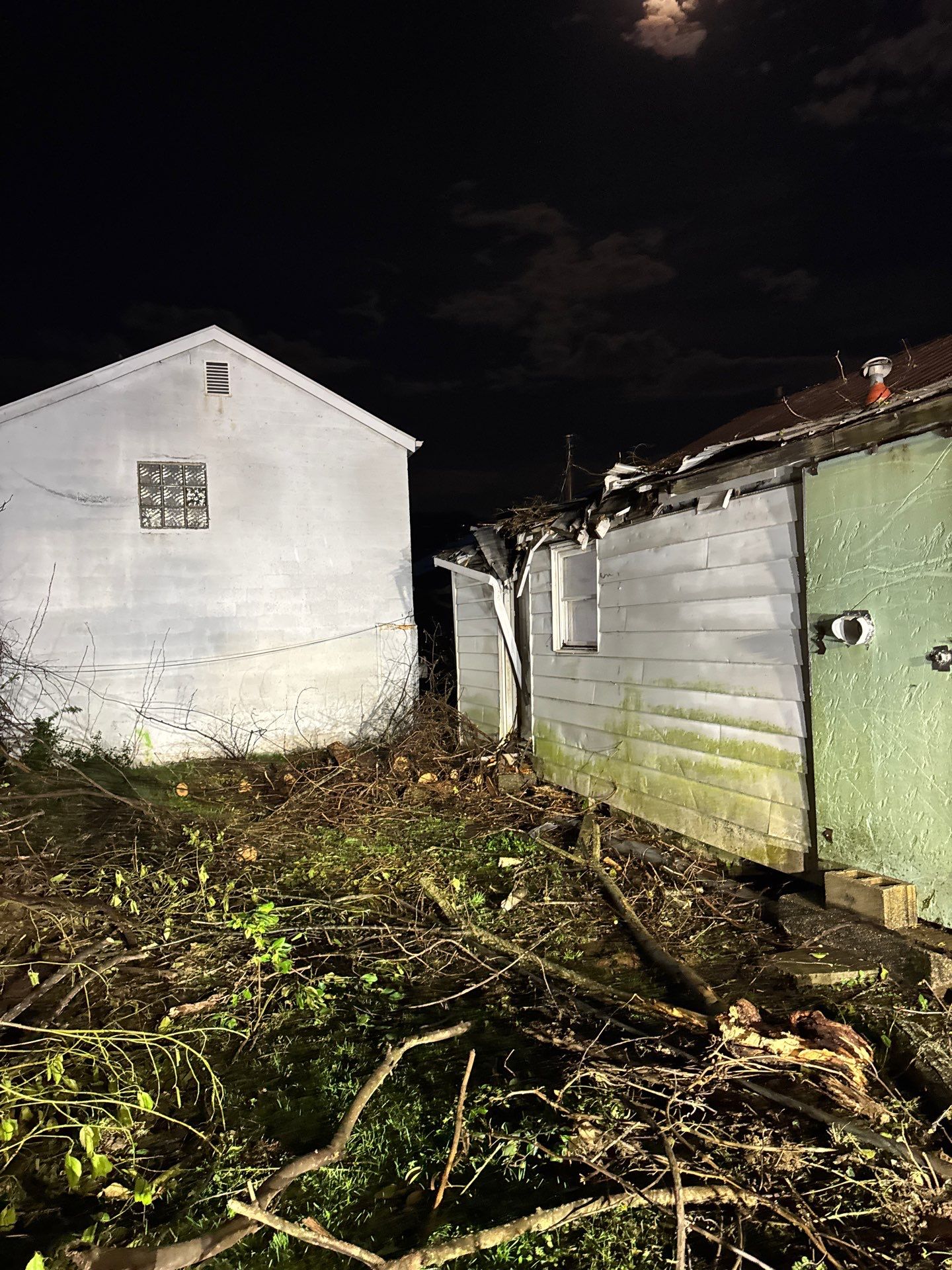 Project in Nitro, WV 	Rotator Crane Lifts Tree Off House | Nitro WV 	•	One Wrong Move Job | Rotator Crane Tree Removal 	•	Heavy Rescue Tree Job | Nitro WV 	•	Extreme Tree Removal Over Home | Nitro WV by Jones Empire LLC