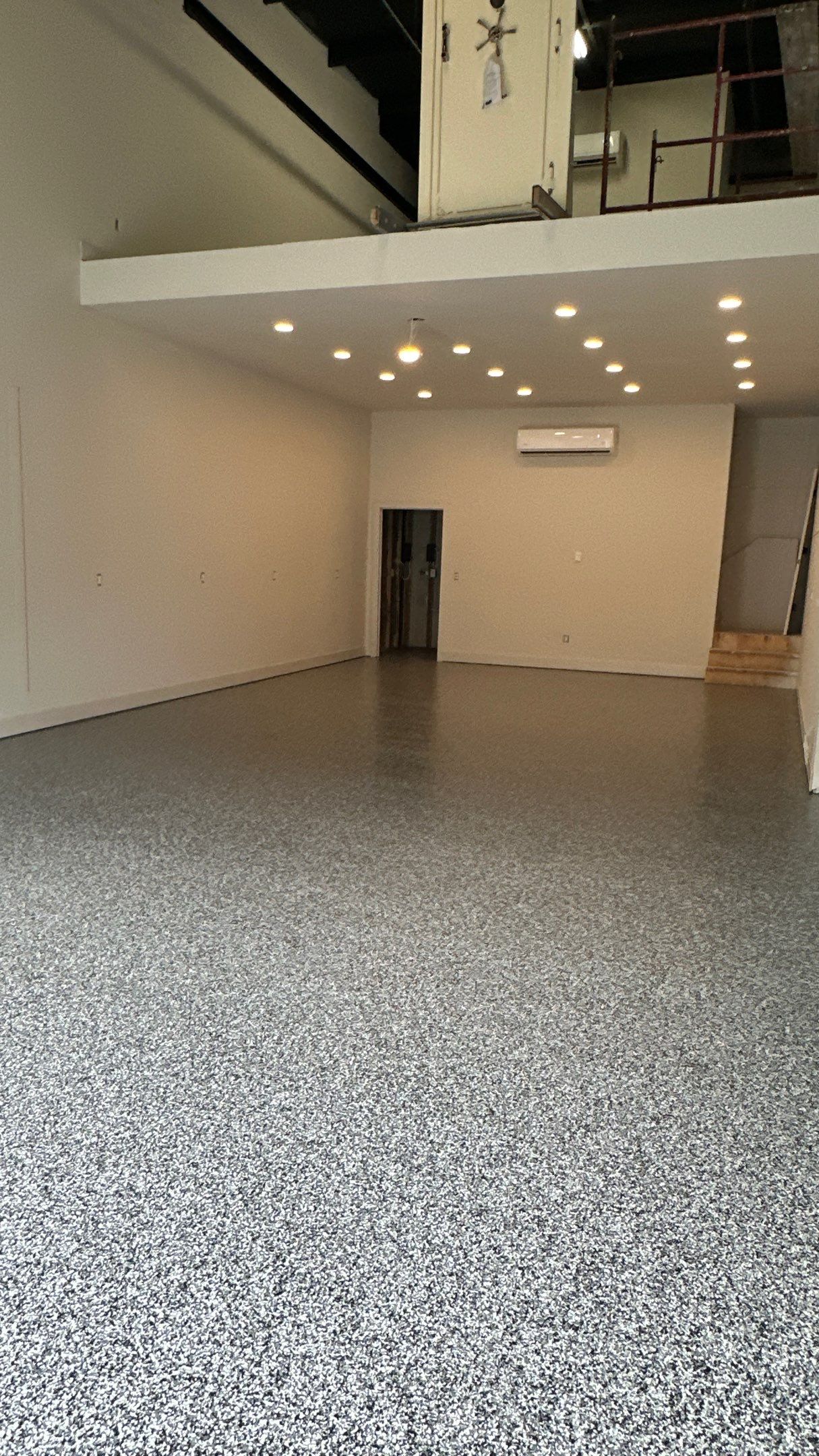Check out this beautiful Banner flake floor by Banner Garage
