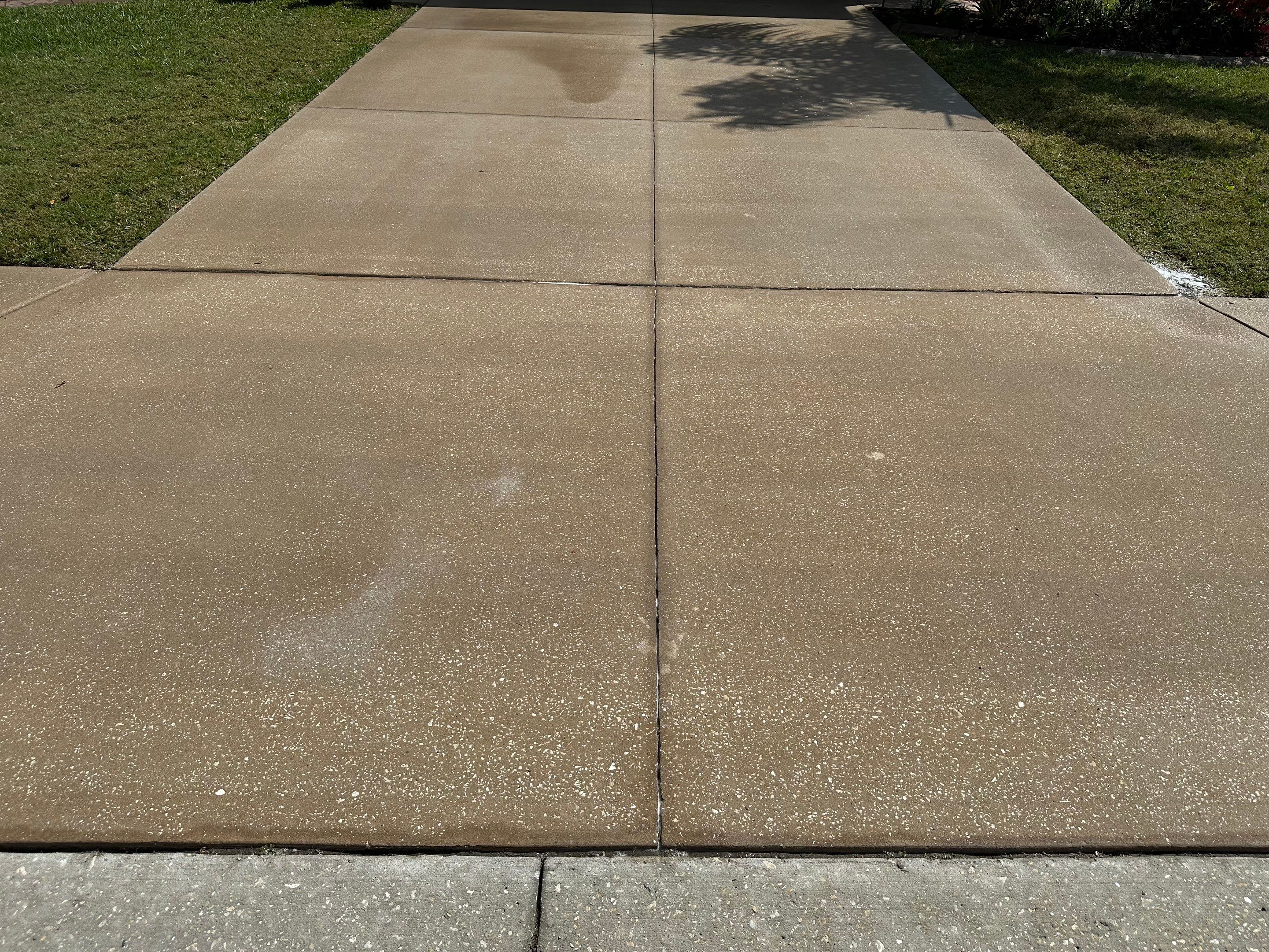 Driveway Cleaning in River Plantation Community, Parrish, FL by Sunshine AquaWash