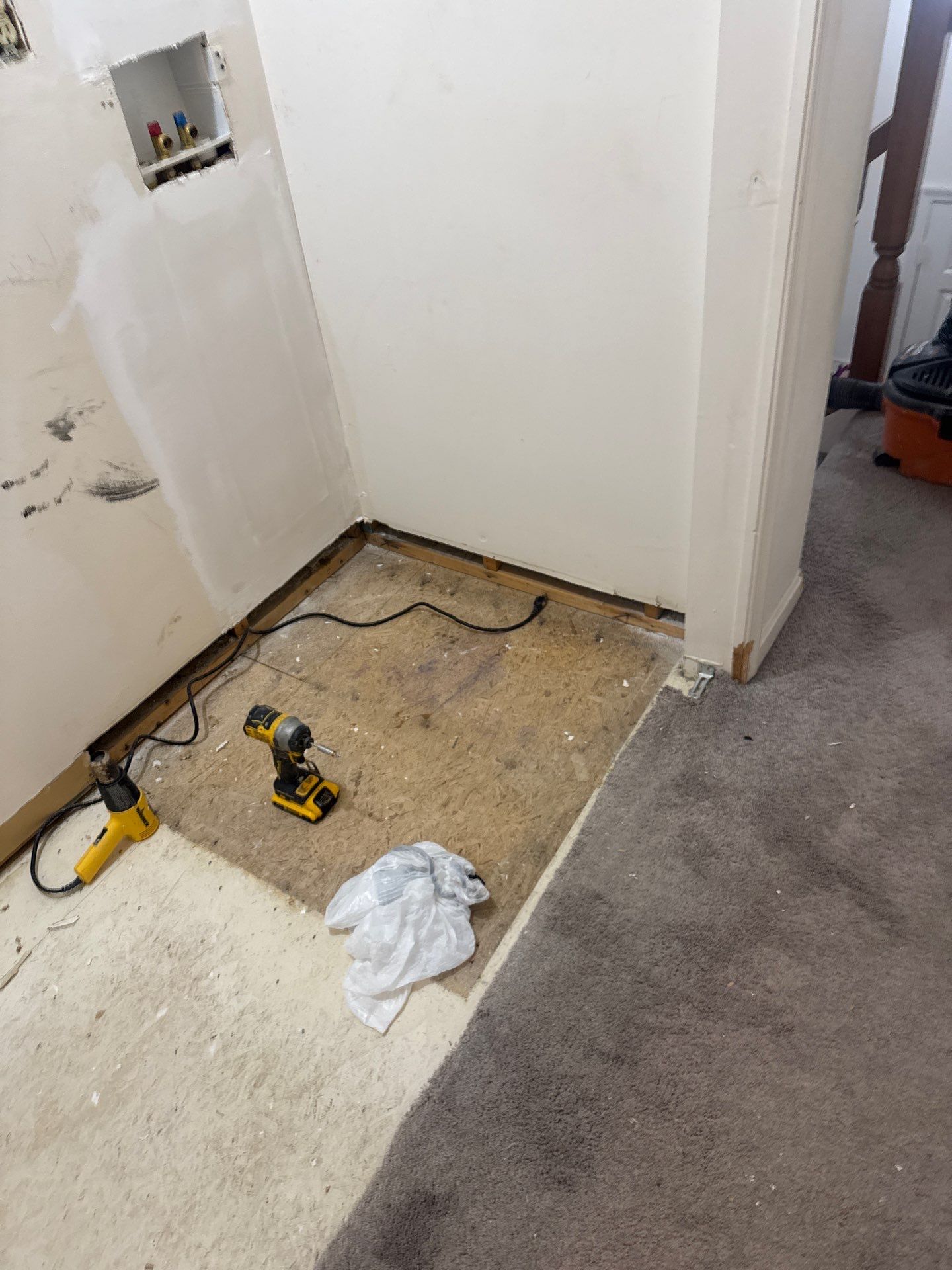 LAUNDRY AND HALLWAY REMODELING using Sherwin Williams  by La Bendicion Contruction Llc