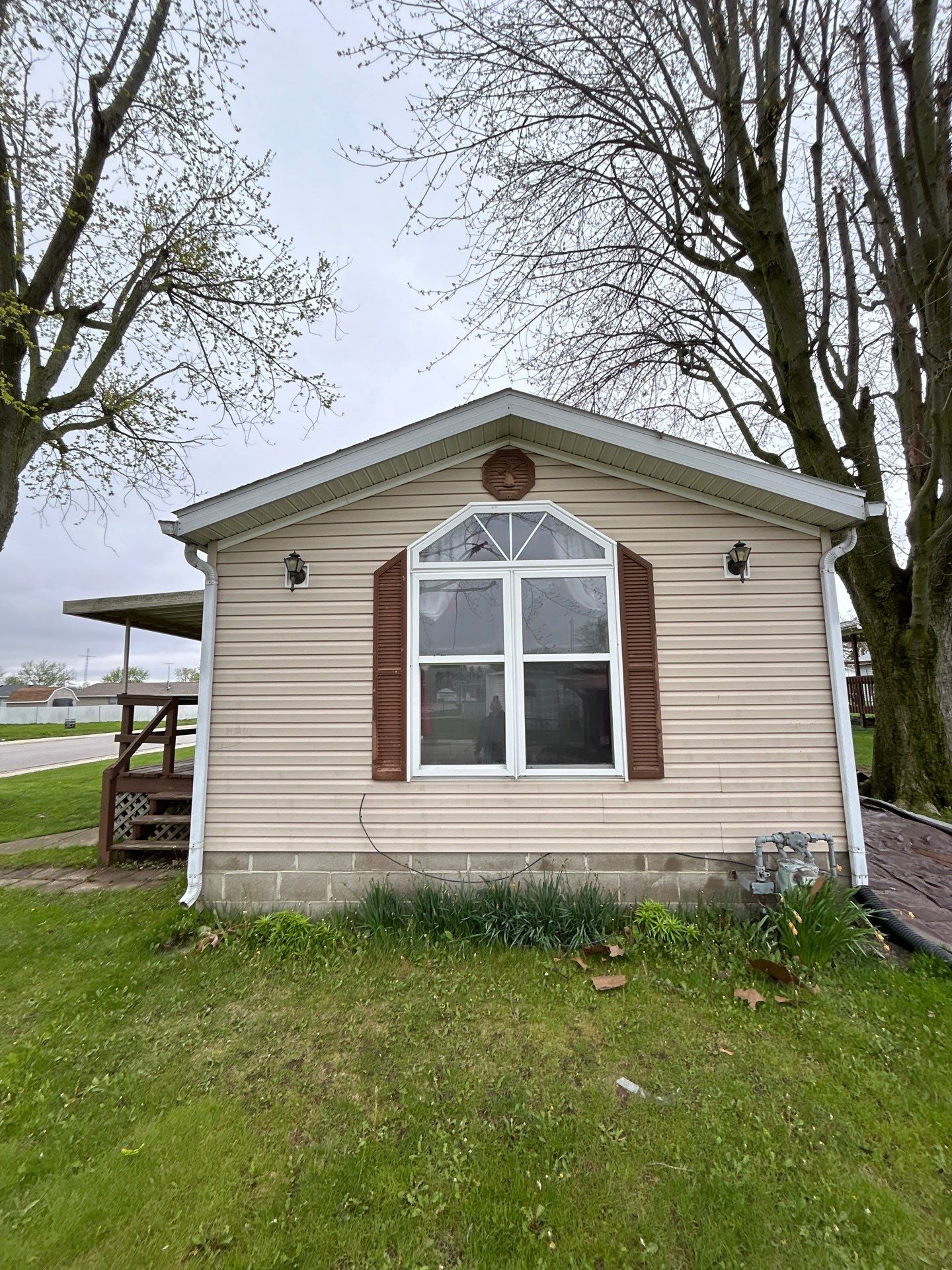 Roof and Siding Replacement using Norandex Cedar Knoll Graphite Siding and Owens Corning Durations in Onyx Black by WIW Enterprises Inc