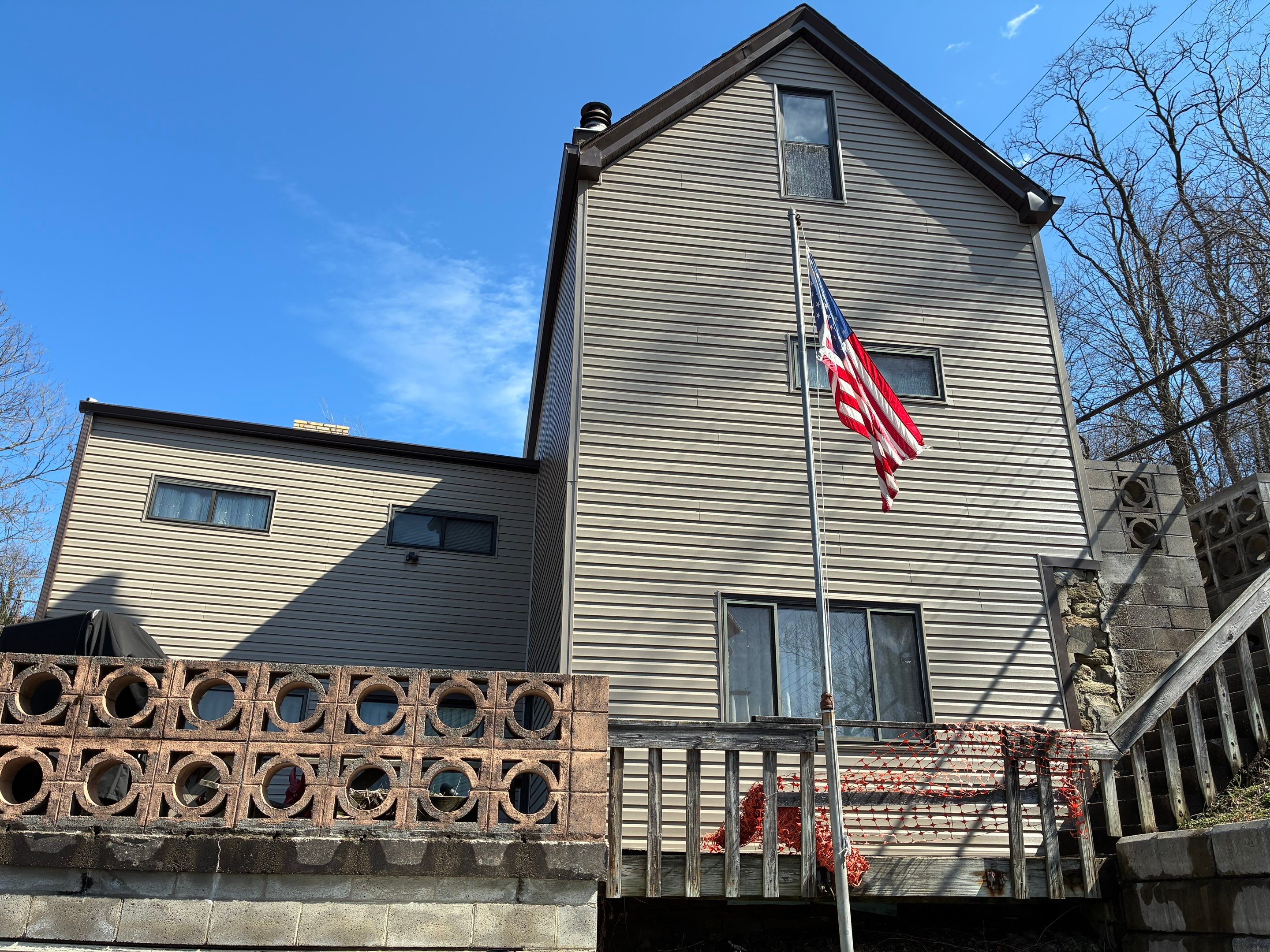 Beautiful Ovation by Mastic Vinyl Siding on the Northside by Ideal Siding Pittsburgh