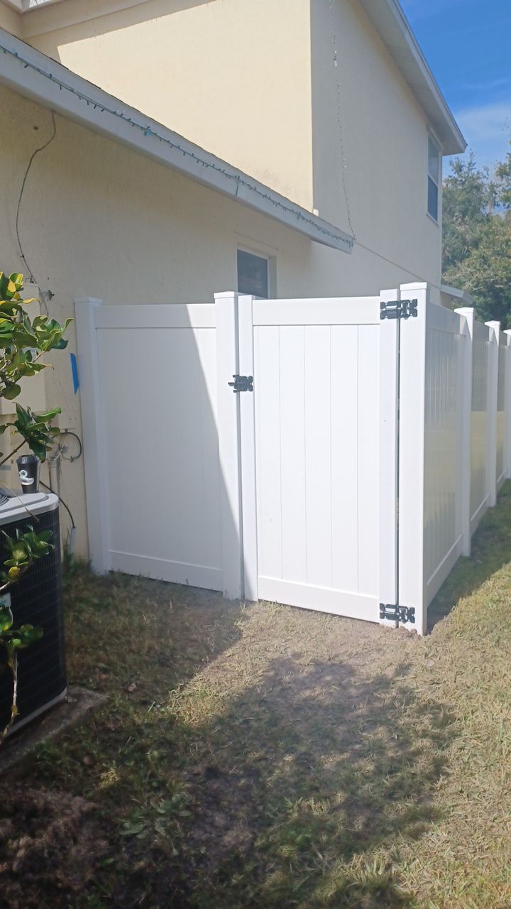 Sarasota, FL 6ft. Tall White Vinyl Privacy Fence  by Asap fence and gates, LLC