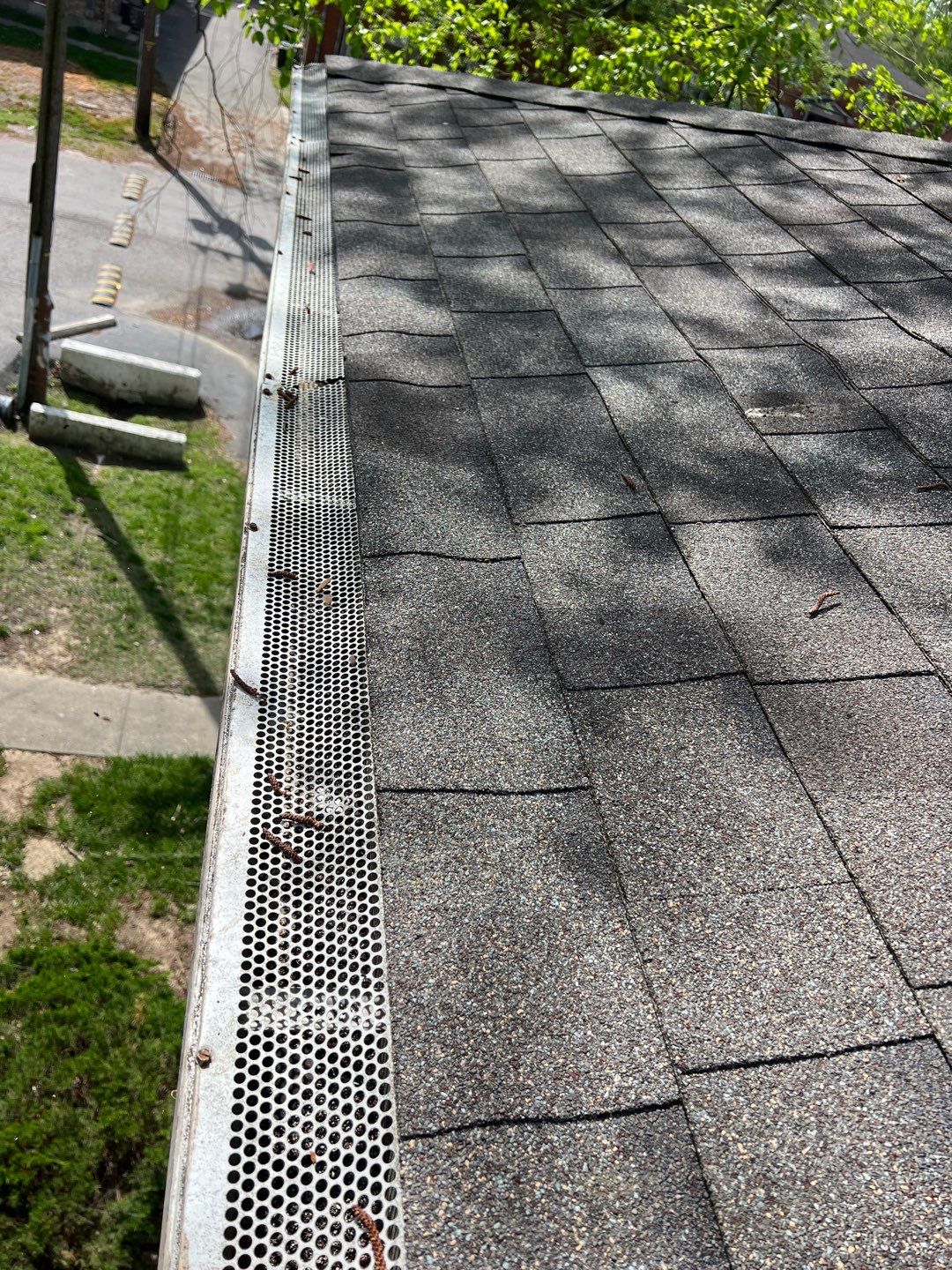 Commercial gutter cleaning Kentucky after photo with clean gutters