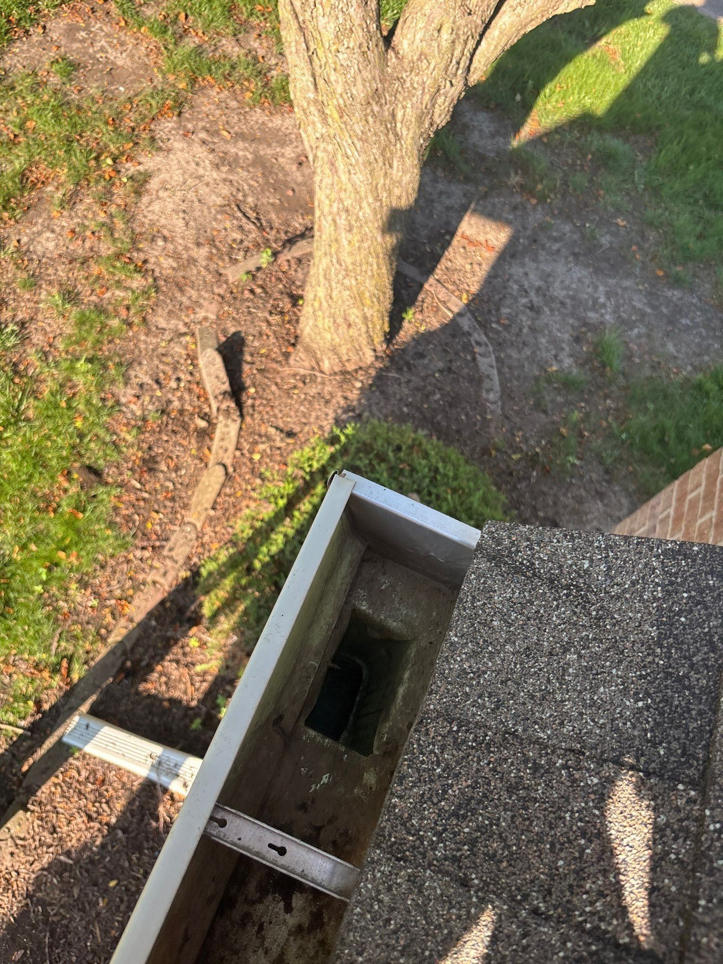 HOA gutter cleaning after photo.