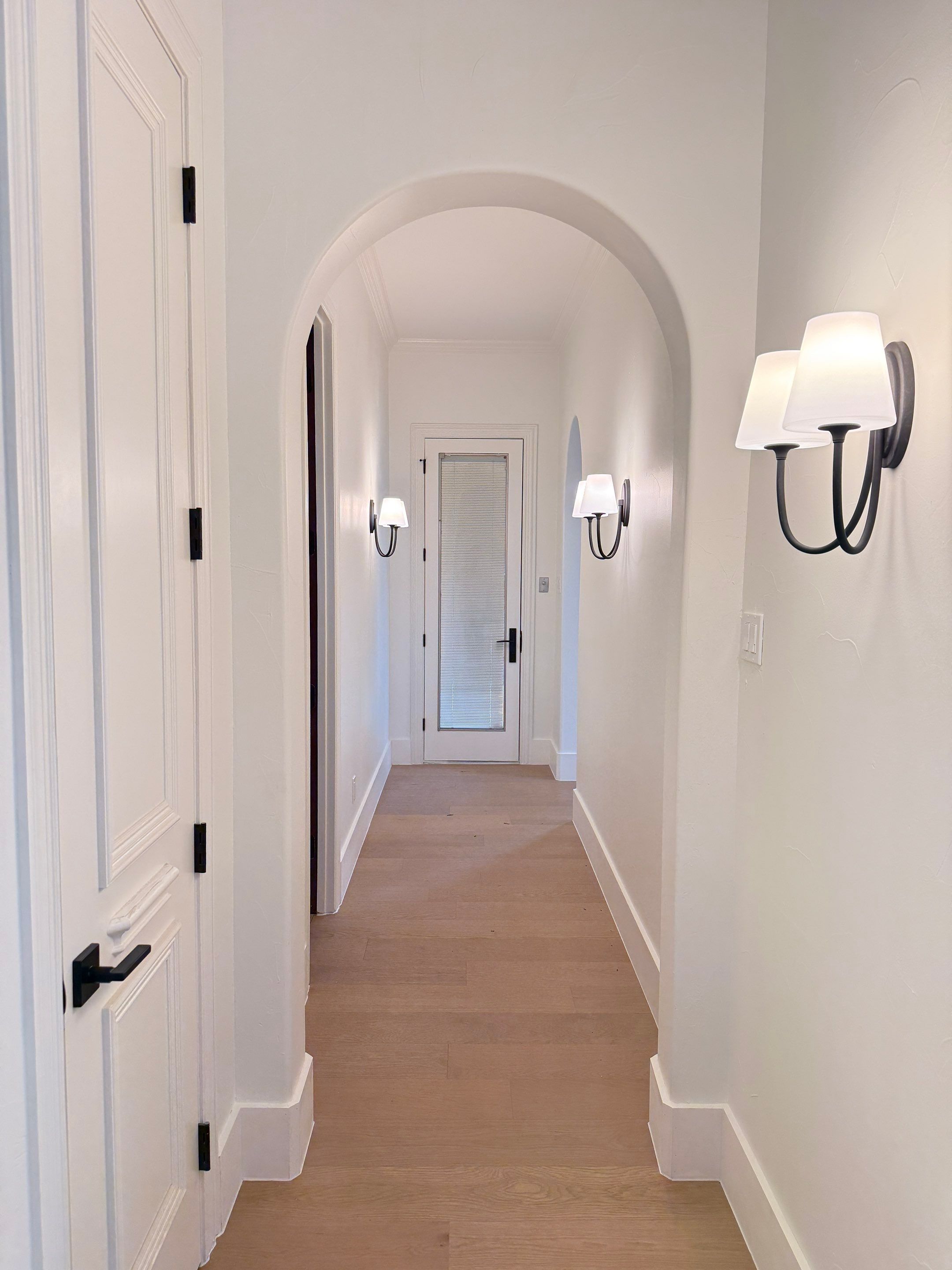 Luxury Remodel in Castle Hills by HOMES BY JAR