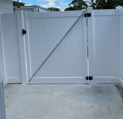 Sarasota, FL 6ft. Tall White Vinyl Privacy Fence  by Asap fence and gates, LLC