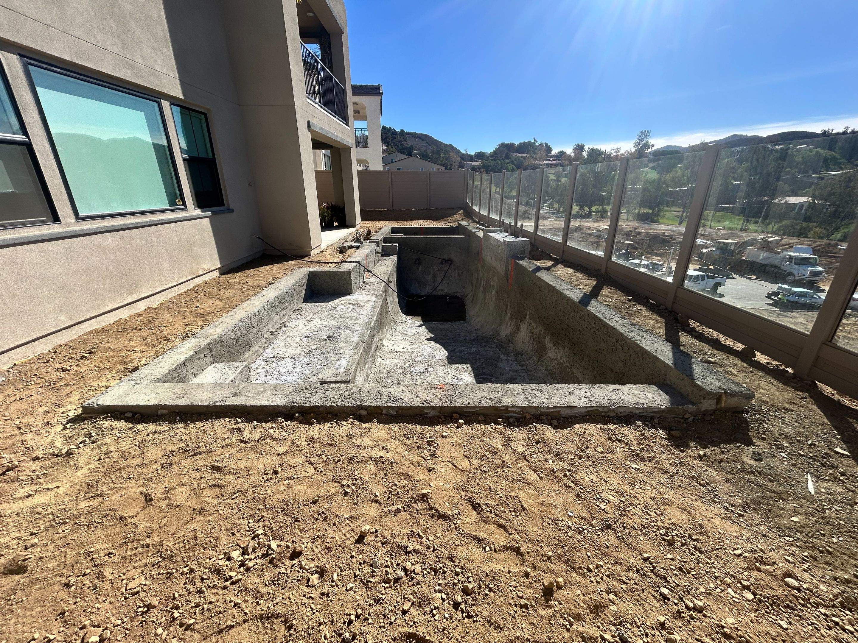 Clean look pool and spa by Premier Pools and Spas Temecula