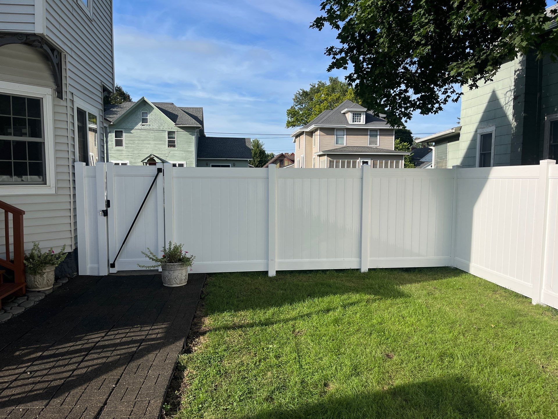White Vinyl Privacy Fence and Black Chain Link Installation in Sumner by Perfect Picket Fence and Stain