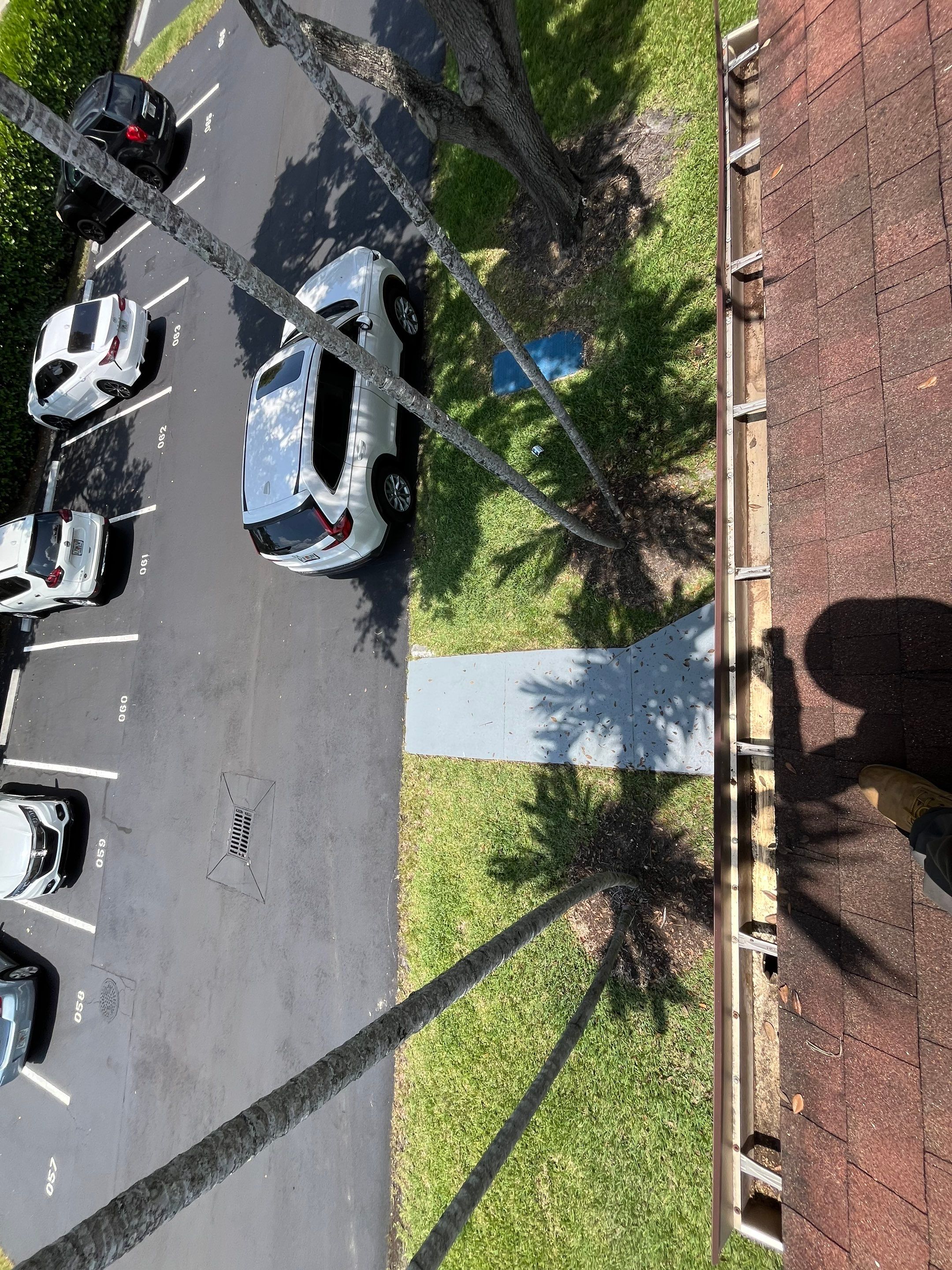 Commercial gutter cleaning Hialeah & Doral, FL after photo with clean gutters