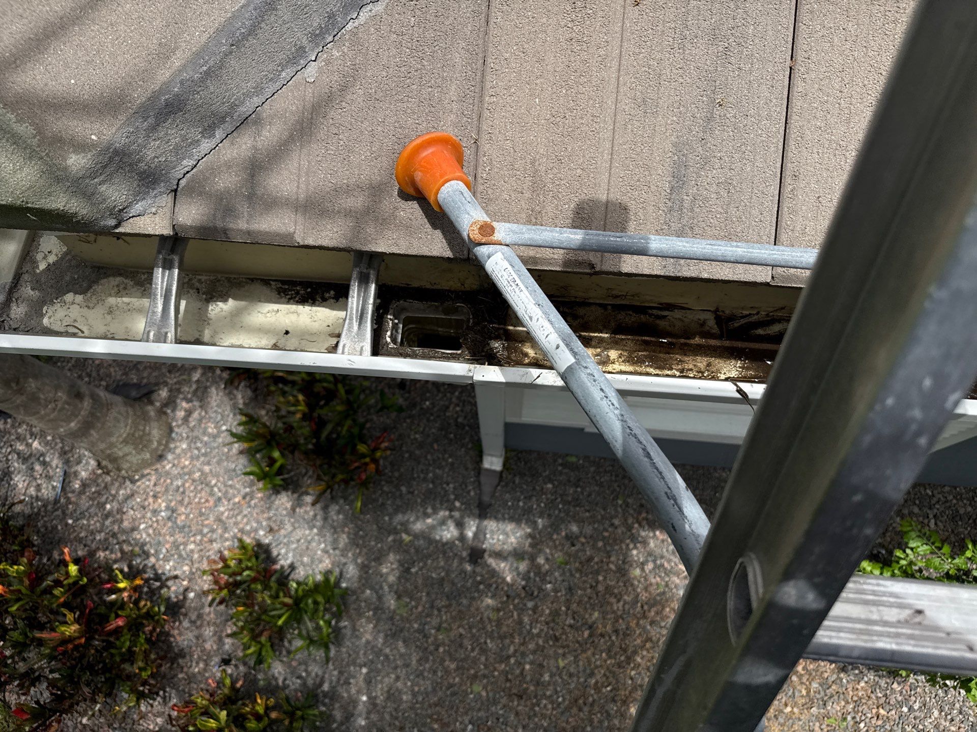 Gutter Cleaning in Winding River Community – Bradenton, FL by Sunshine AquaWash