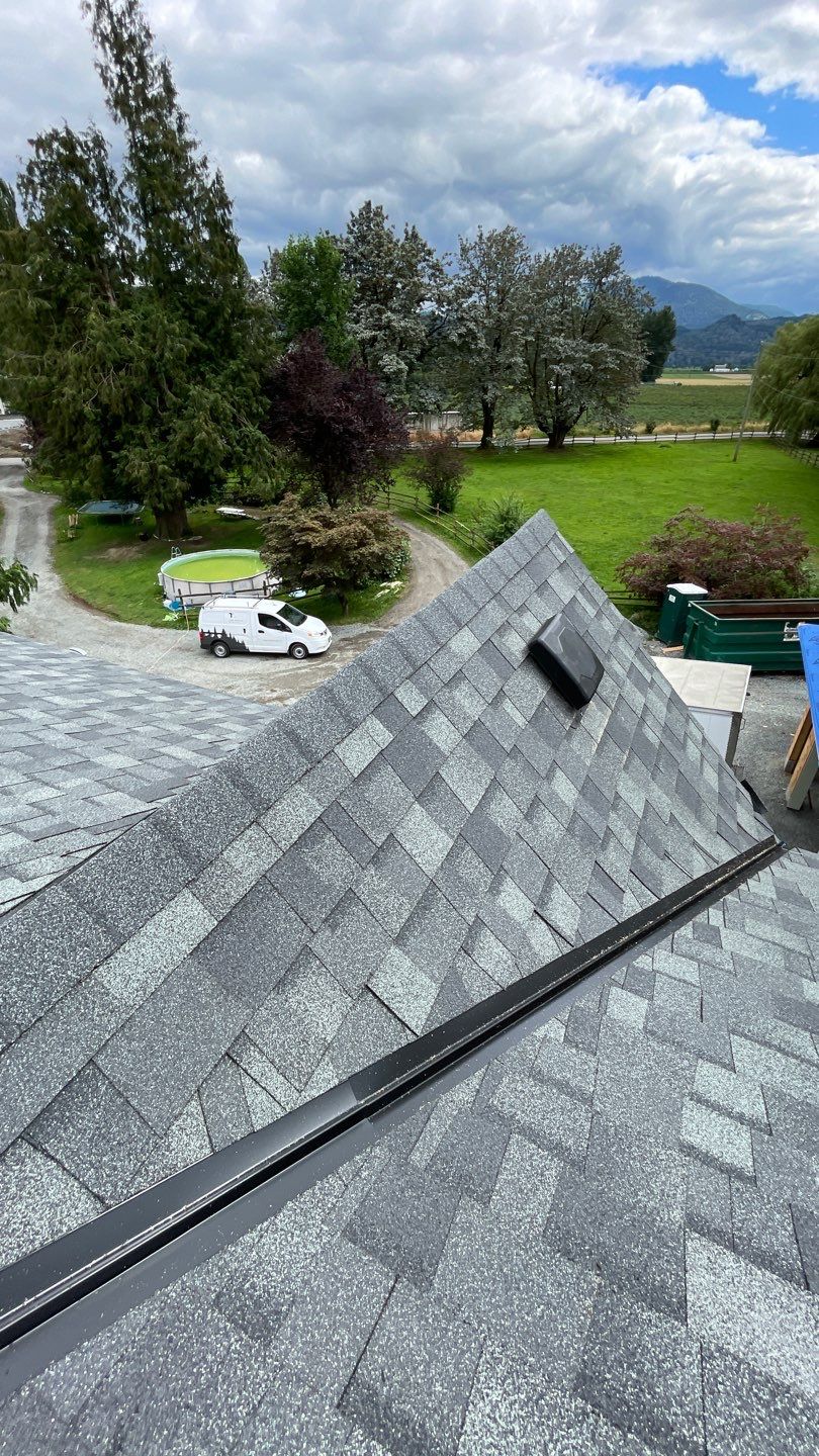 Residential Roofing Installation using OC Oakridge shingles and Duraclad Accent roof by Top Notch Roofing Inc