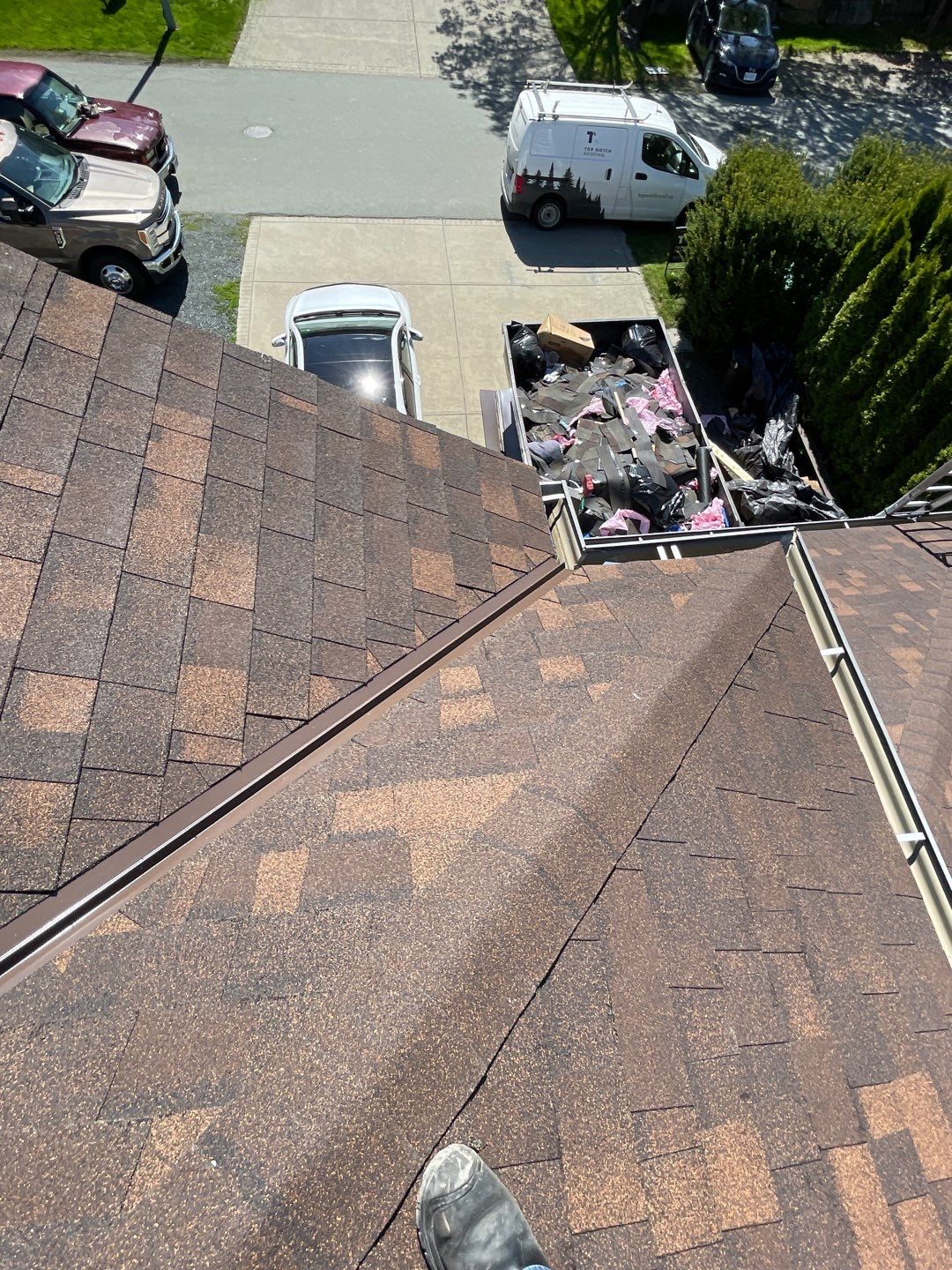 Residential Roofing Installation using OC Oakridge shingles by Top Notch Roofing Inc