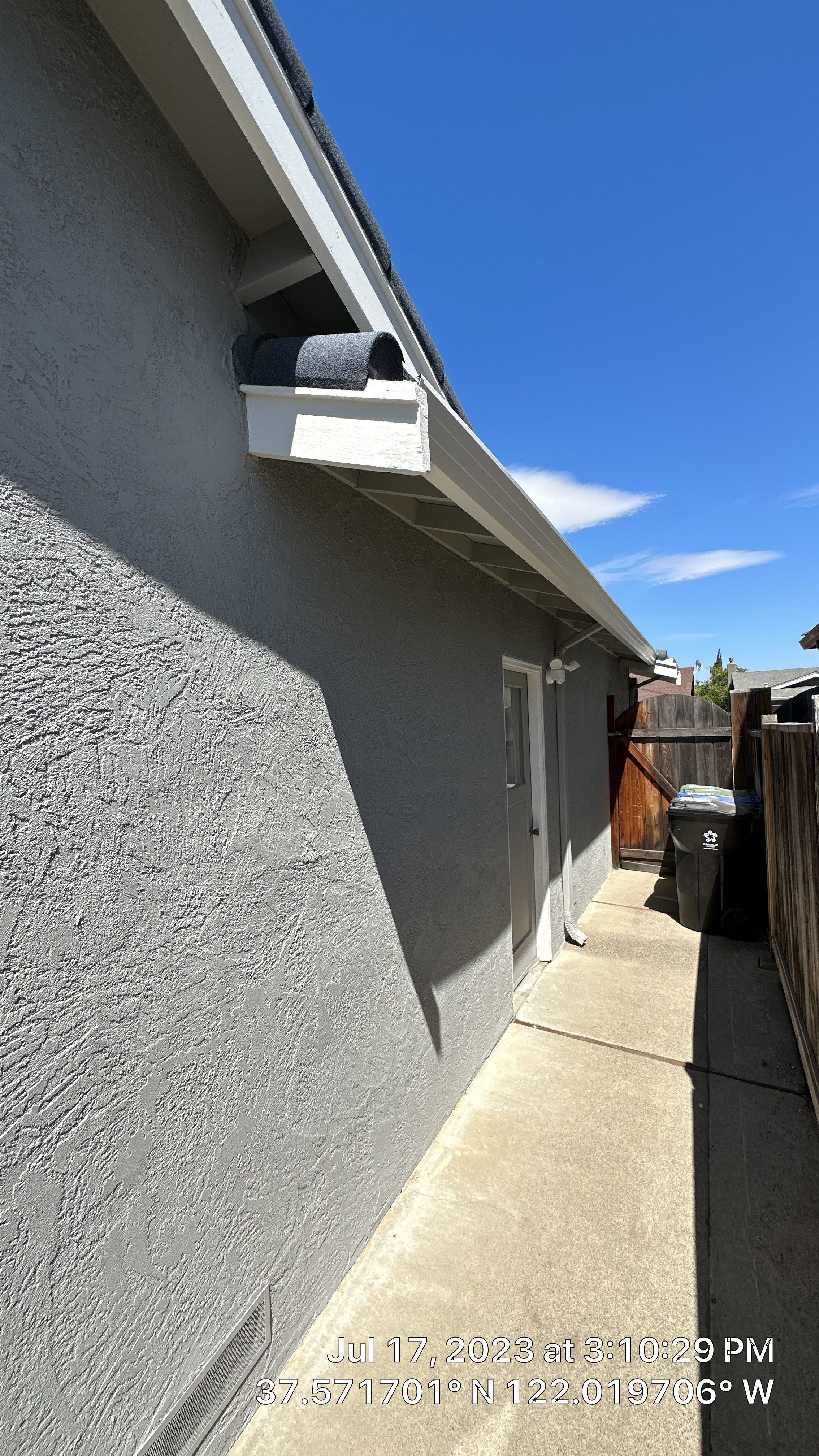 The classy gray house  by Herrera’s Bay Area Painting inc.