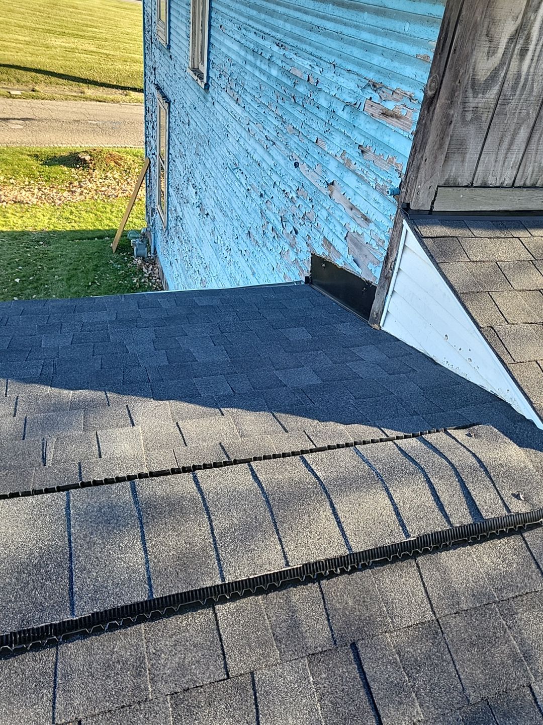 ATLAS PINNACLE COLOR: BLACK SHADOW DRIP EDGE: WHITE by Eagle Eye Roofing