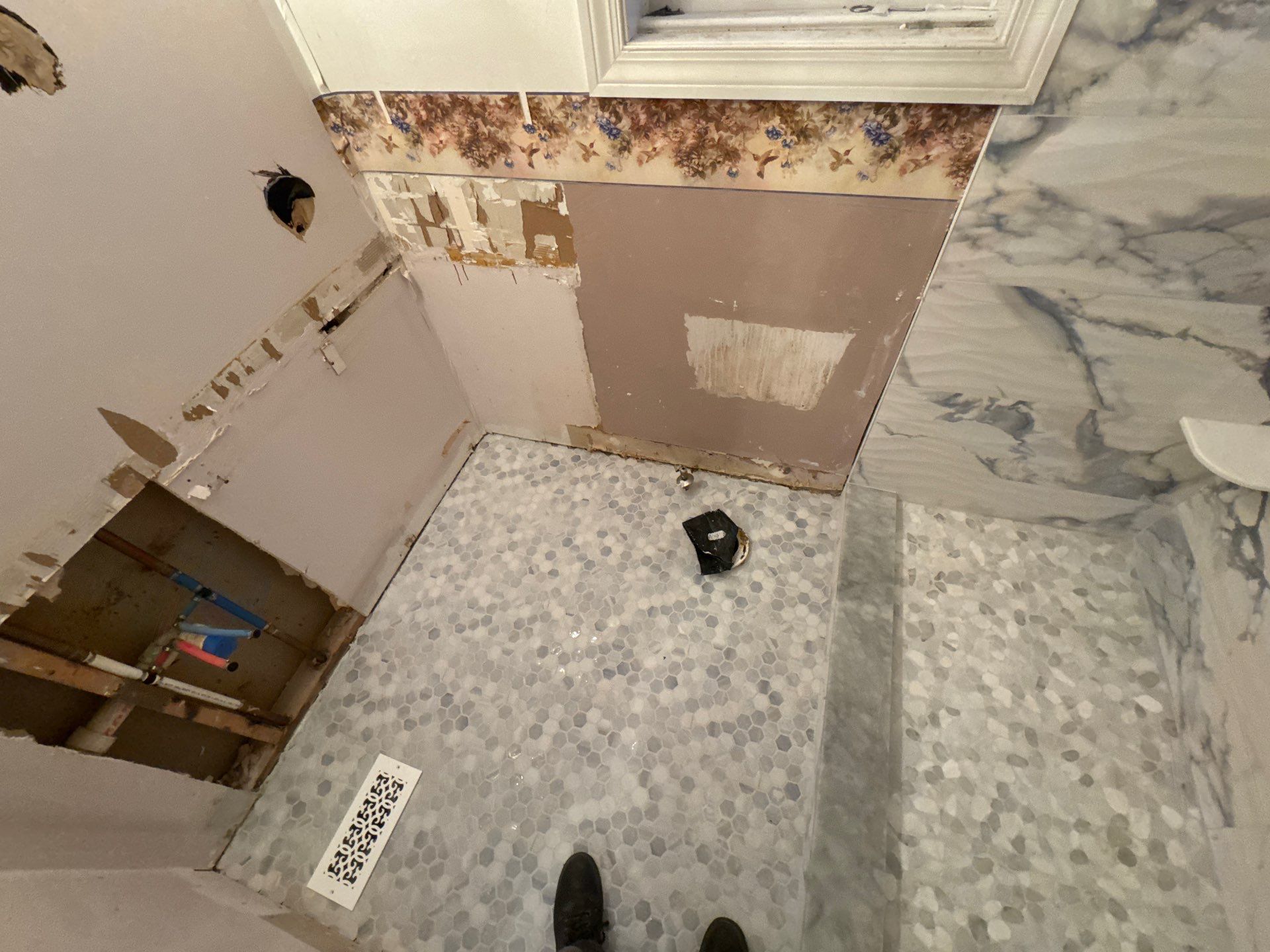 Guest bathroom renovation by Prudencio