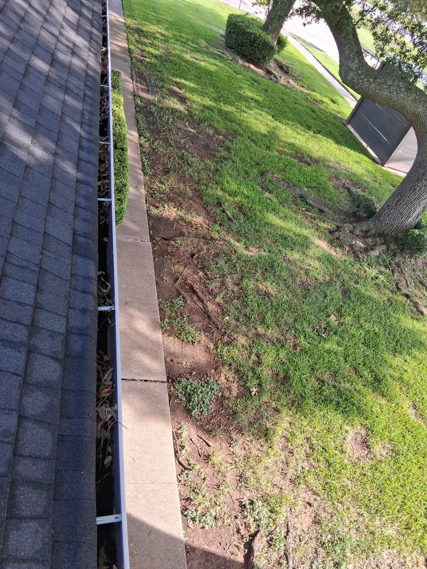 HOA gutter cleaning before photo Shreveport, LA