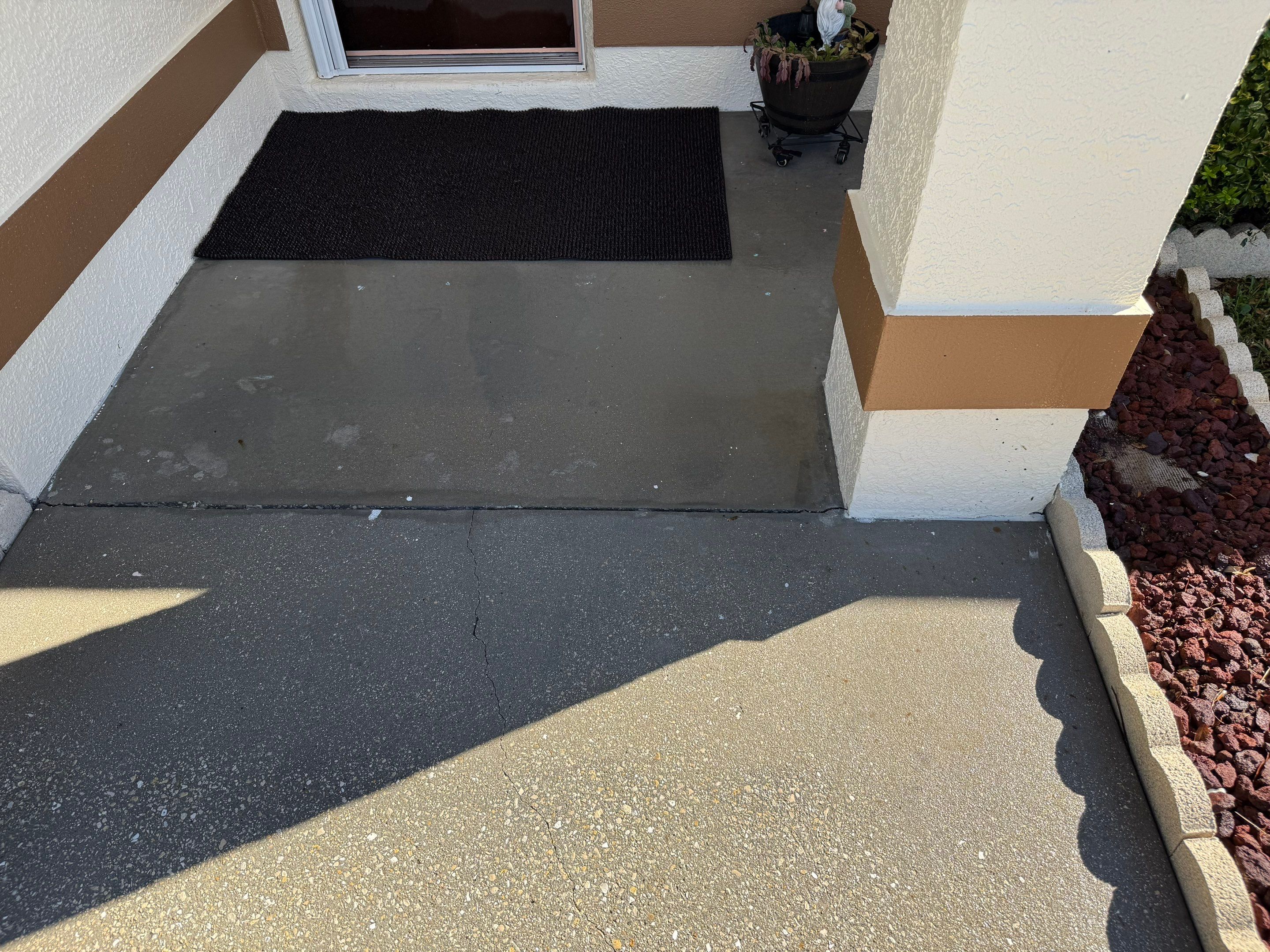 Concrete Driveway, Decorative Flowerbed Curbing & Front House Wash in Heather Glen, Palmetto, FL | Sunshine AquaWash by Sunshine AquaWash
