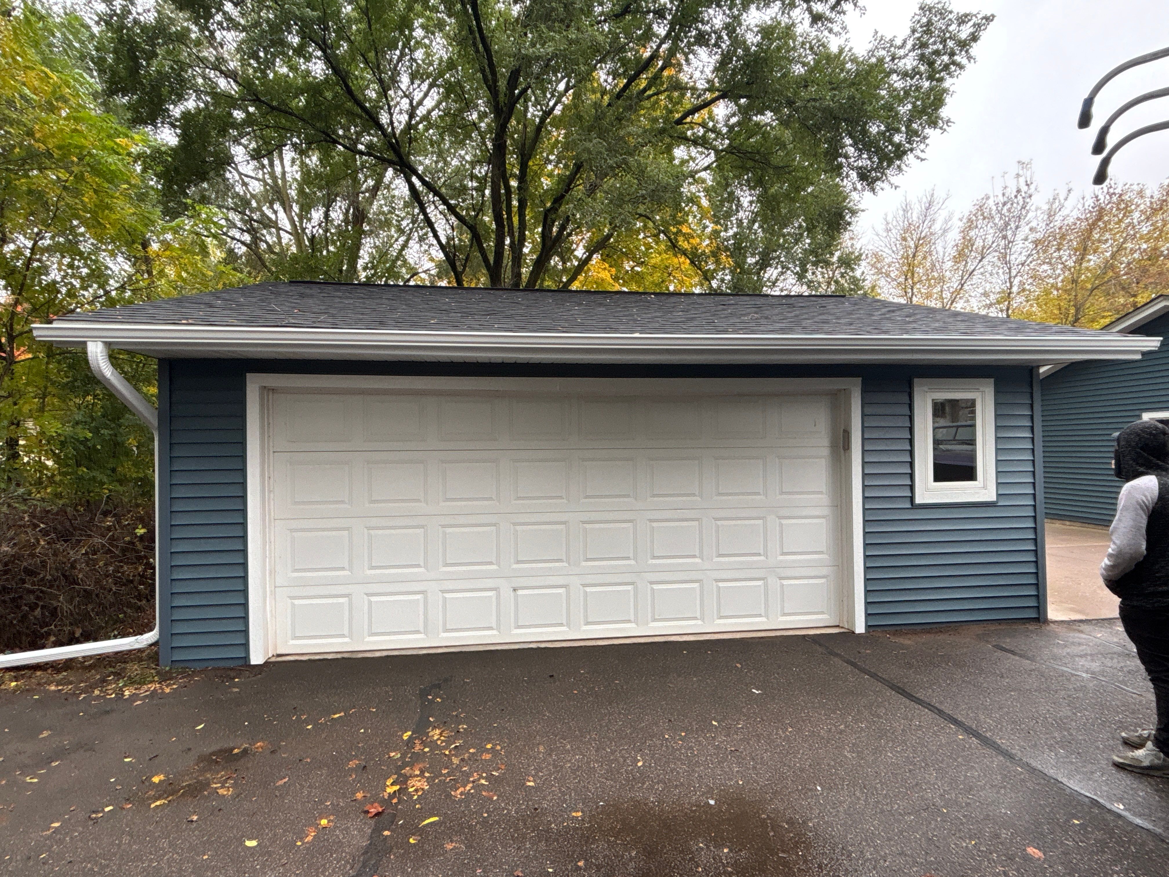 5-Inch White Seamless Gutter Installation – Big Lake, MN by Next Level Seamless Gutters / Exteriors Inc.