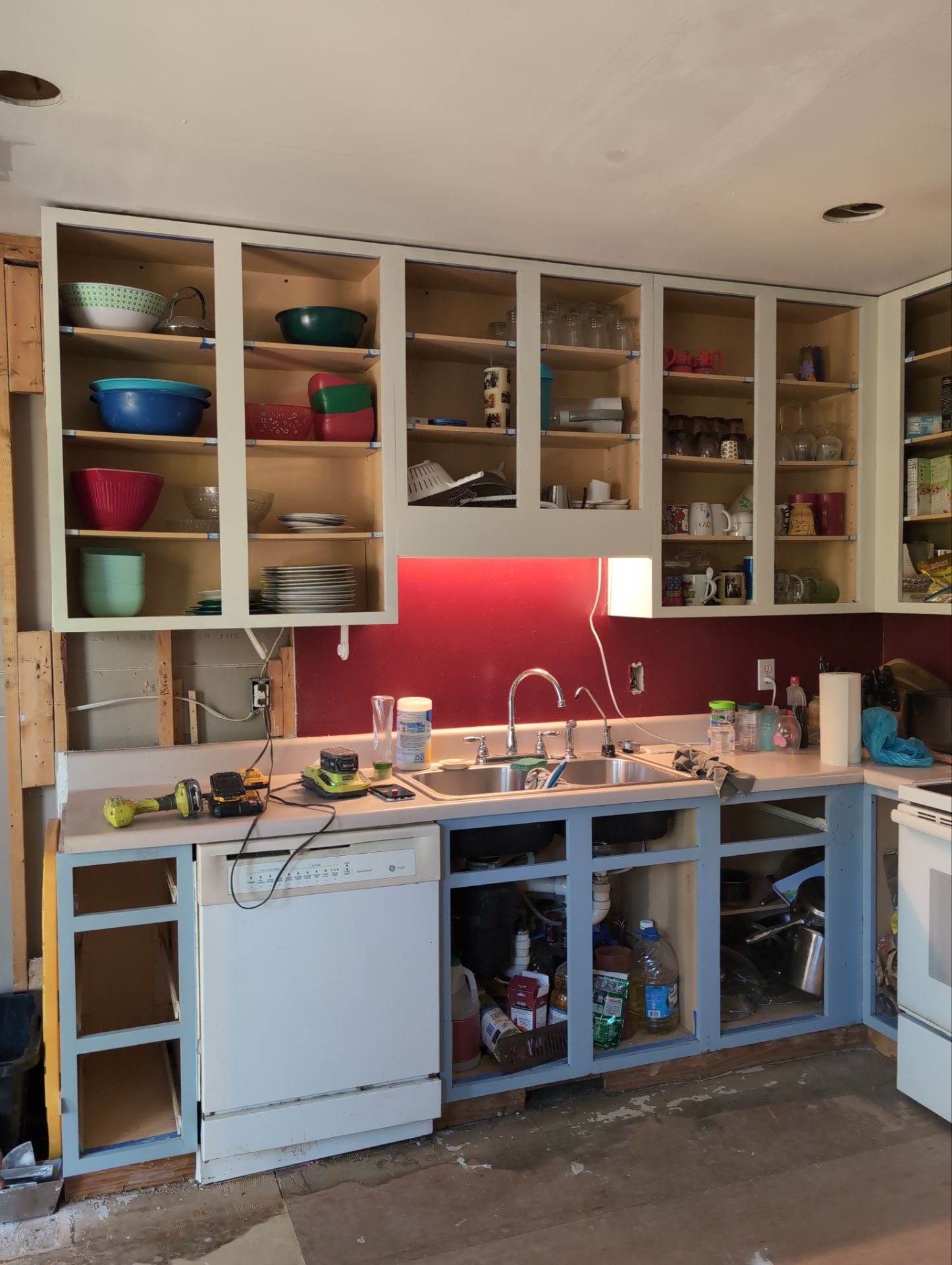 Holly Springs Kitchen Remodel – Two-Tone Shaker Cabinets & Open-Concept Design by Elite Remodeling and Design LLC