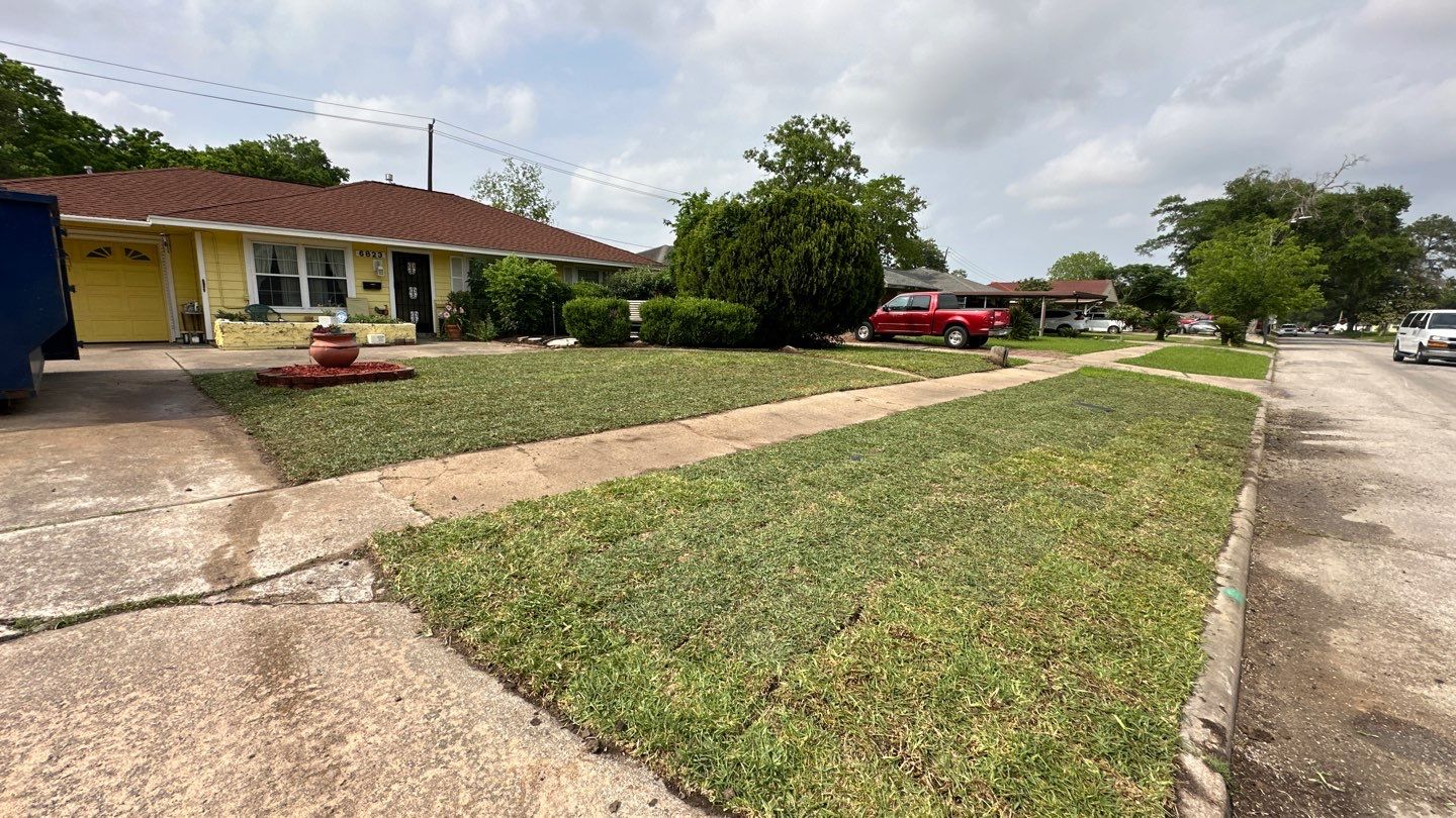 Instant Curb Appeal: Front Yard Transformation for Mr. Stanley! 🏡🌿 by Texas Urban Elements