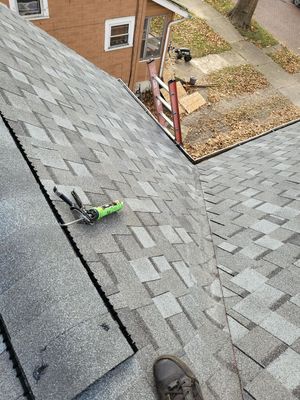 ATLAS PINNACLE COLOR: COASTAL GRANITE DRIP EDGE: WHITE
