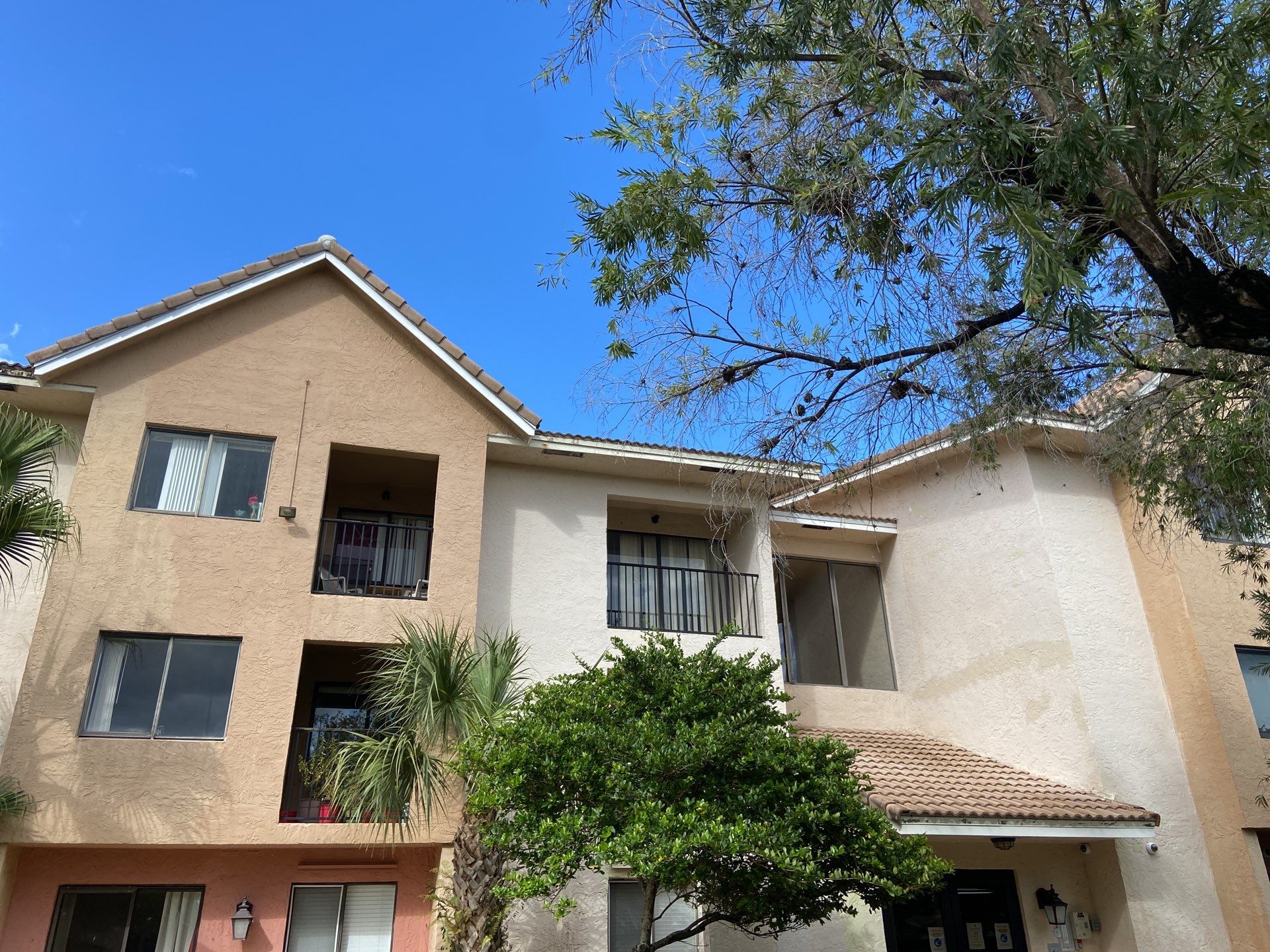 Commercial Roof Cleaning Coral Springs by BKB Pressure Cleaning LLC