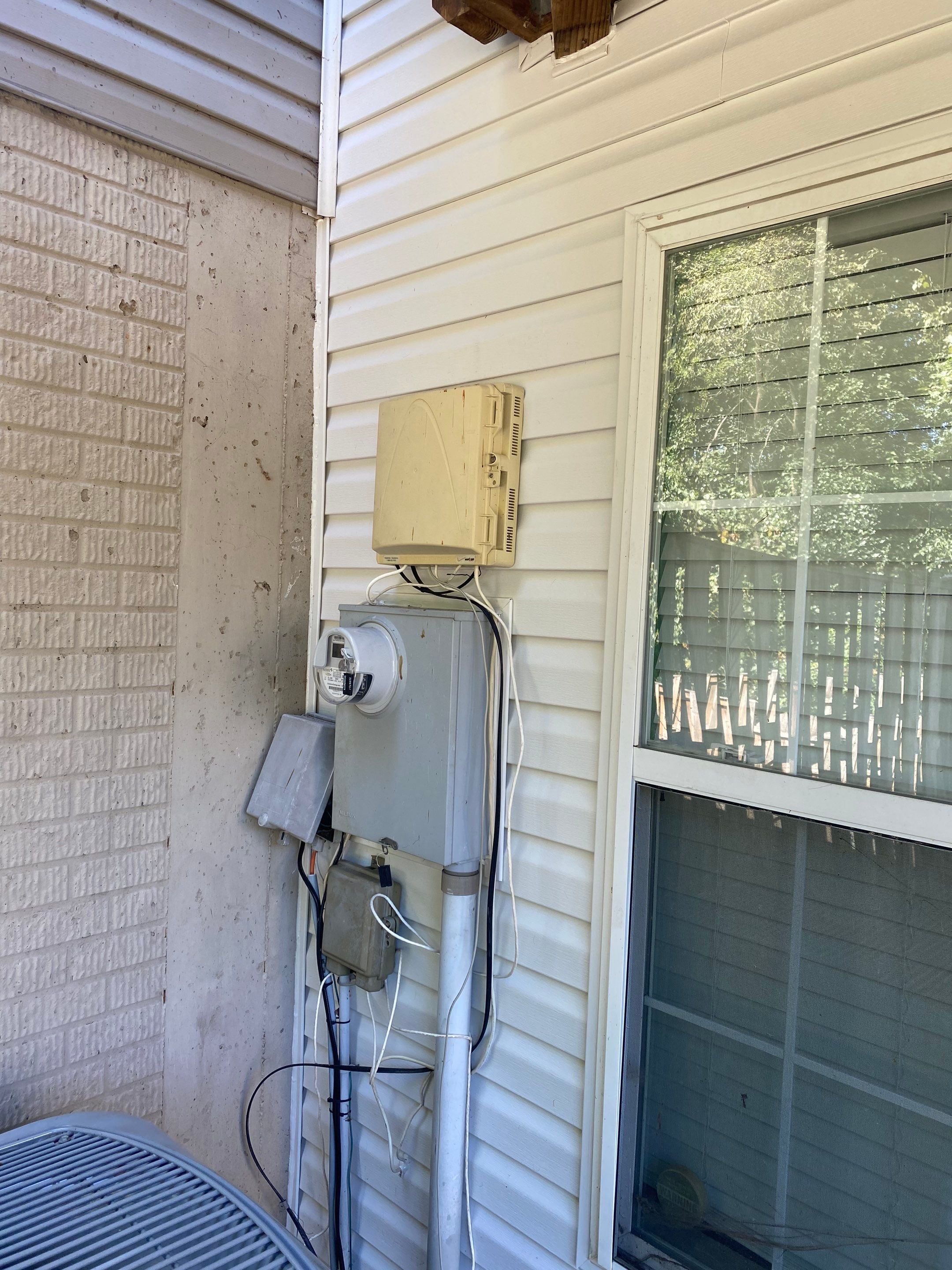 Woodbridge: Siding Replacement with Mastic Ovation Vinyl siding in Linen  by RM Banning, Inc.