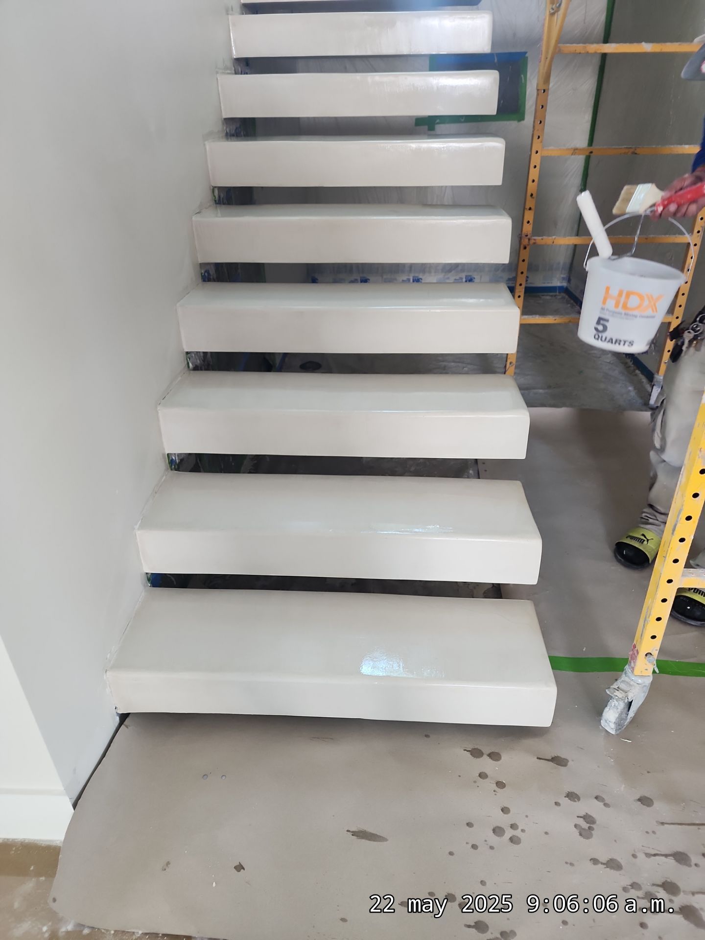 Microtopping over Steps by Seamless Surfaces