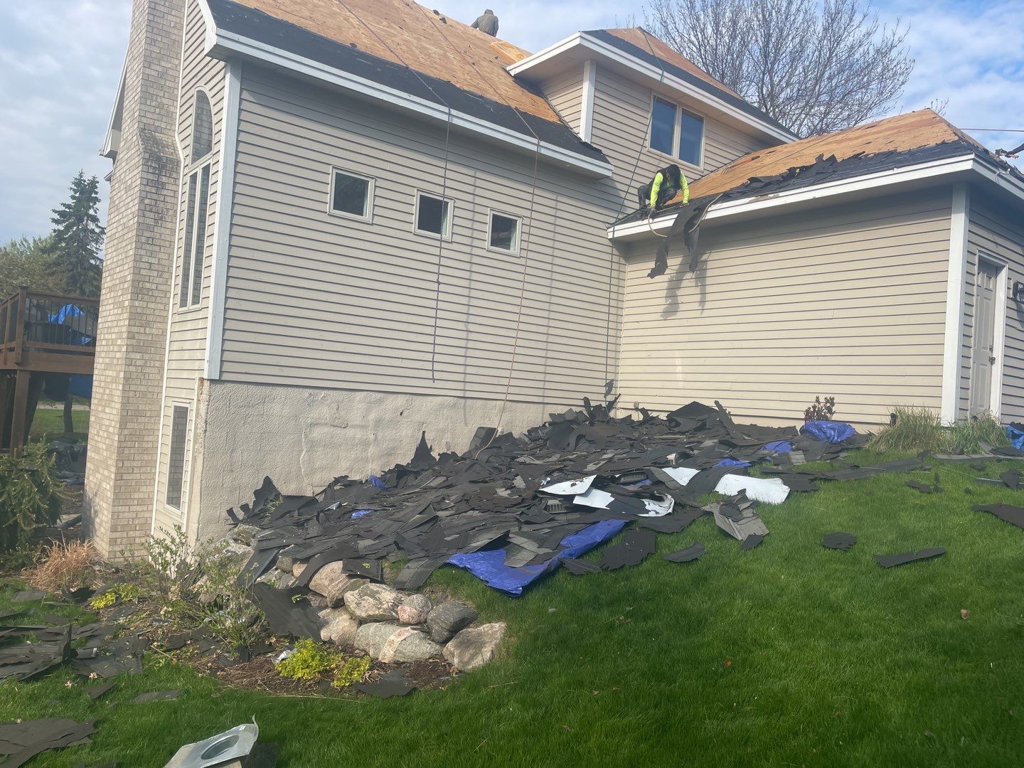 Eden Prairie, MN – Roof Replacement on Steep and High Roof by First Impressions Exteriors